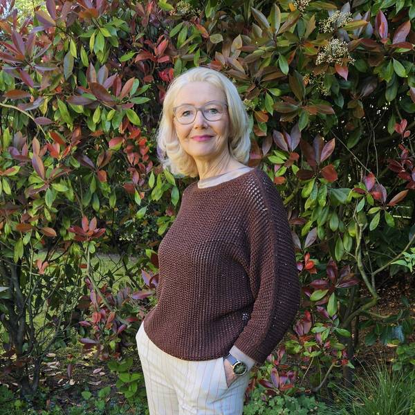 Auf dem Bild ist eine blonde Frau mit Brille zu sehen: Die Personalberaterin Andrea Erdmann.