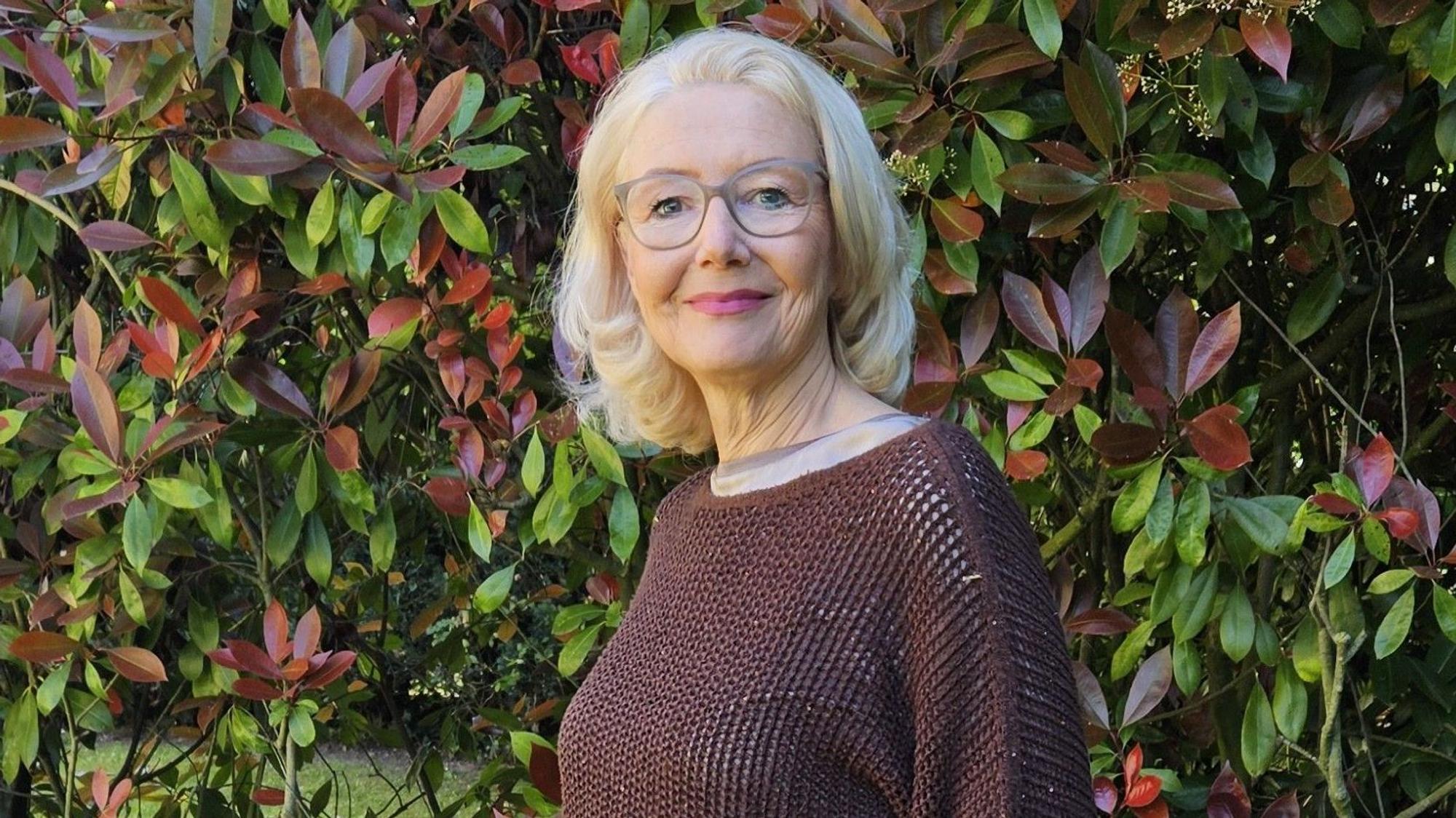 Auf dem Bild ist eine blonde Frau mit Brille zu sehen: Die Personalberaterin Andrea Erdmann.