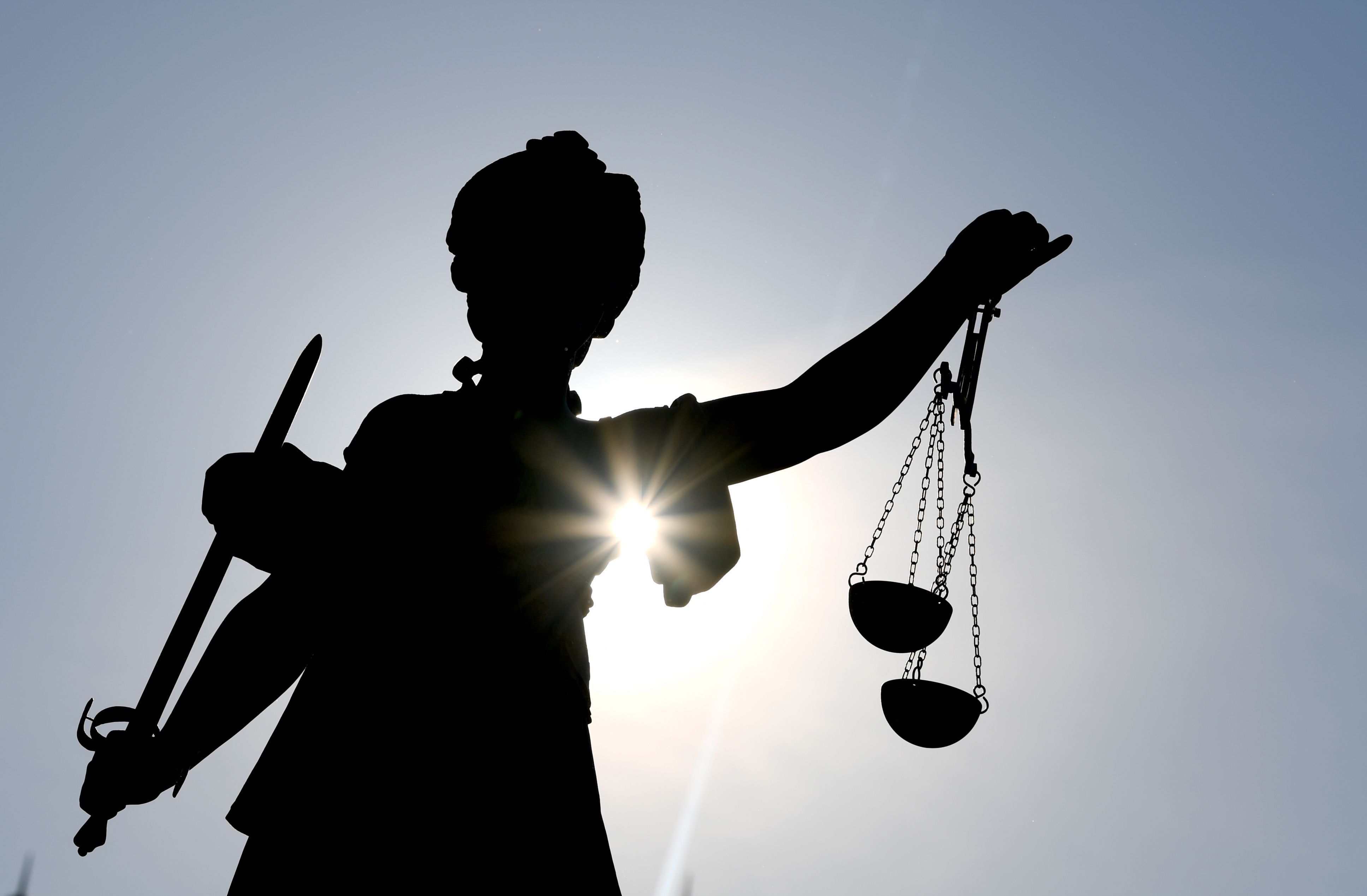 Die Göttin Justitia im Gegenlicht auf dem Gerechtigkeitsbrunnen in Frankfurt am Main. (Symbolbild)