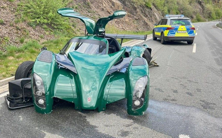 Der Rennwagen wurde bei dem Unfall erheblich beschädigt und war nicht mehr fahrbereit.