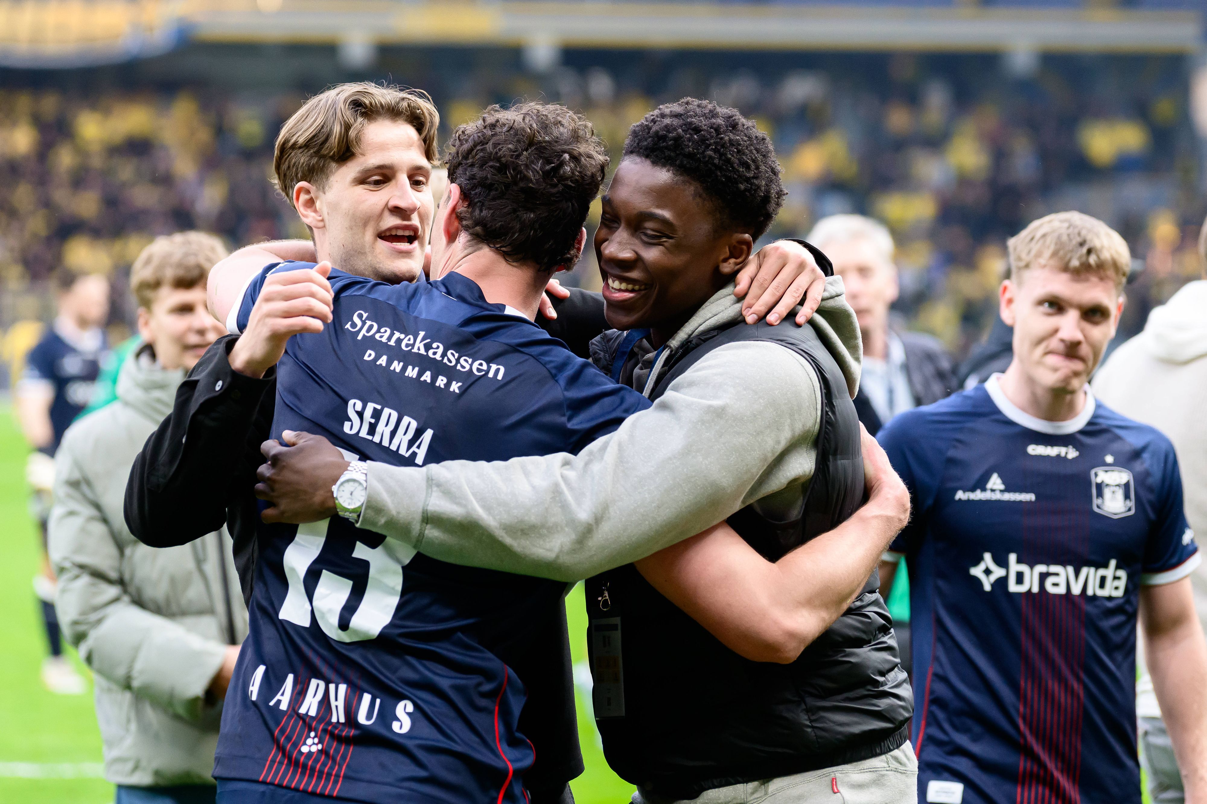 Rasmus Carstensen und Teamkollegen jubeln.