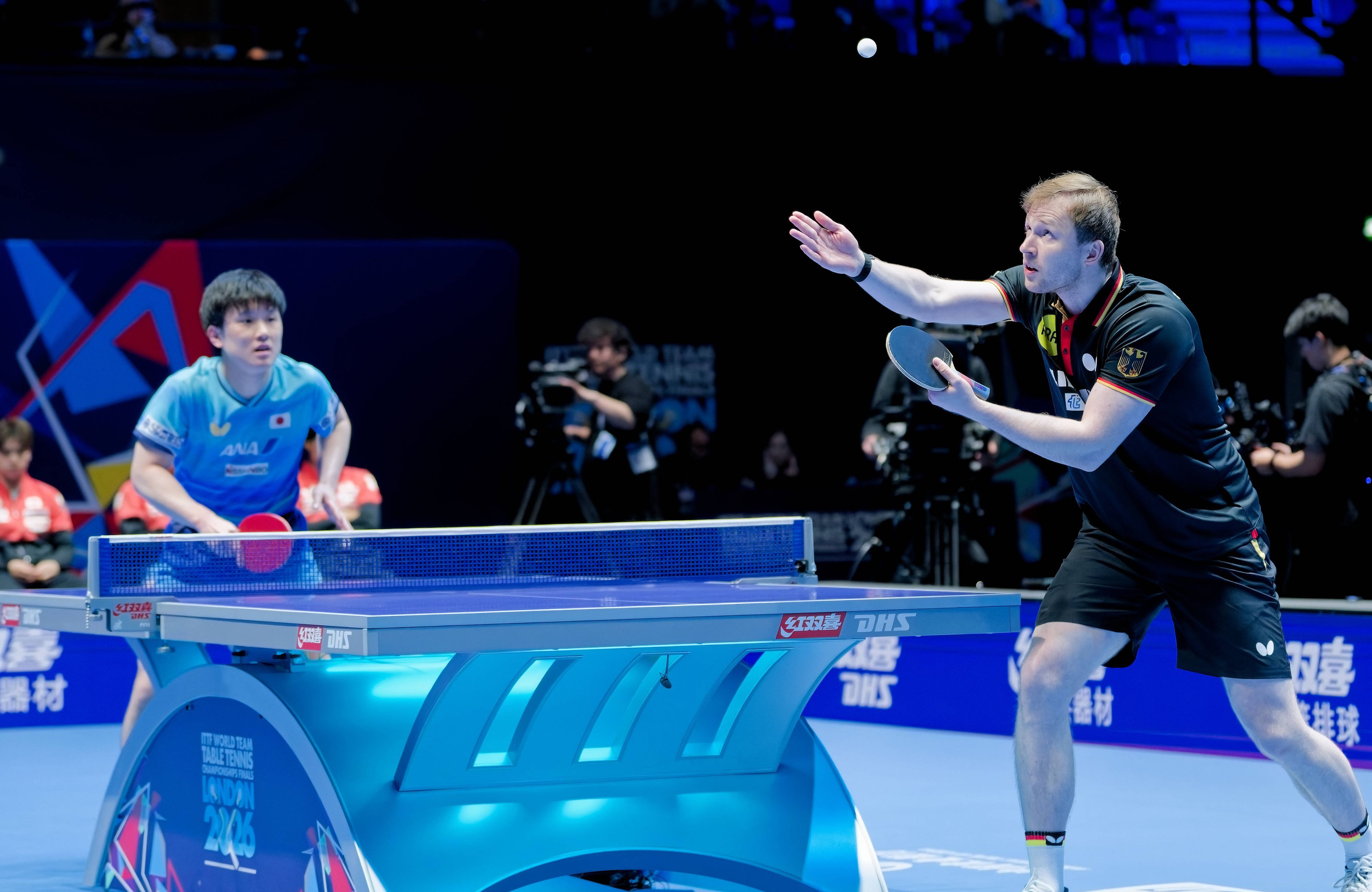 Benedikt Duda beim Aufschlag gegen Harimoto.