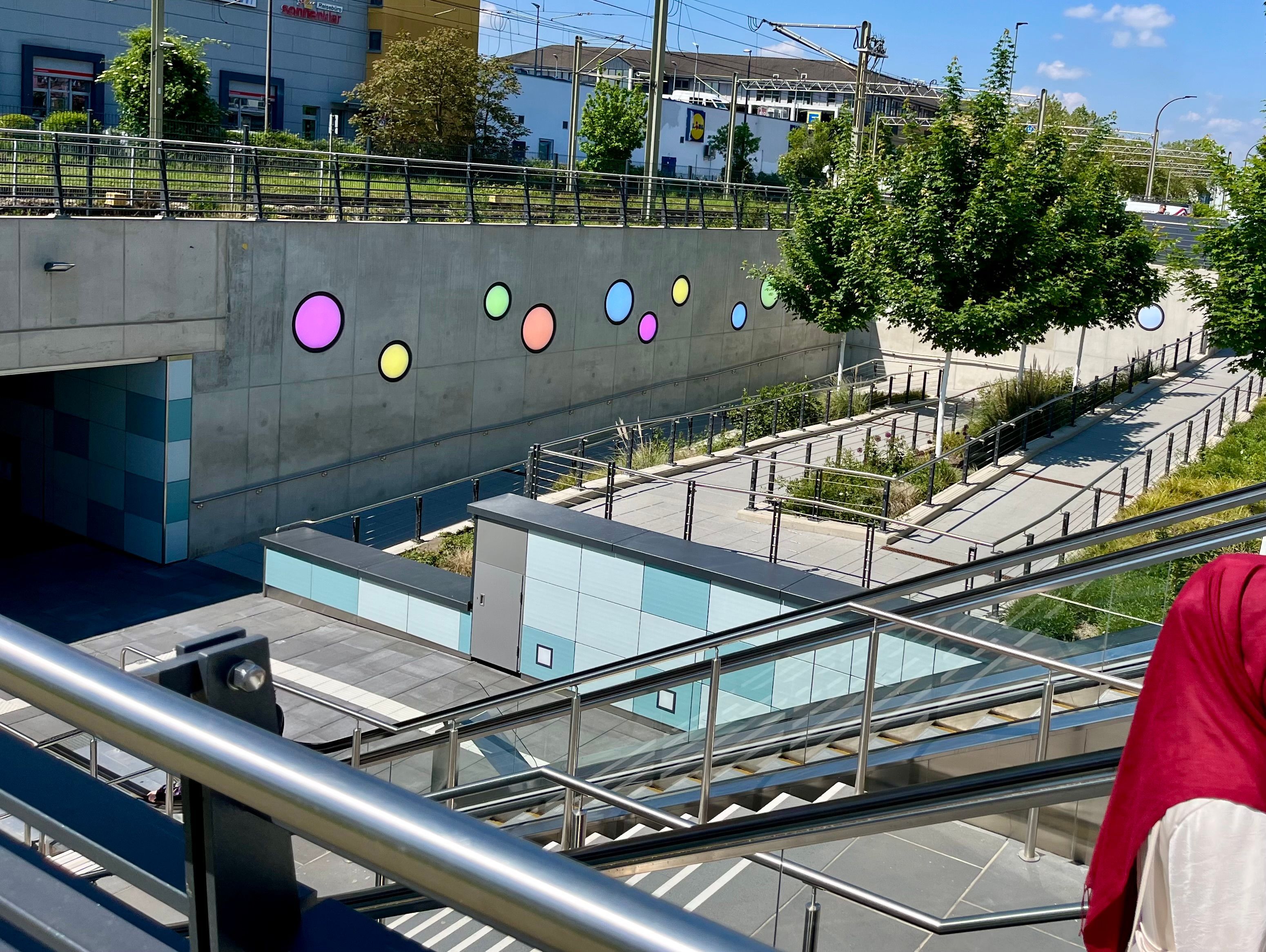 Die Personenunterführung in Mitte wurde mit neuen Rampen und Rolltreppen ausgestattet.