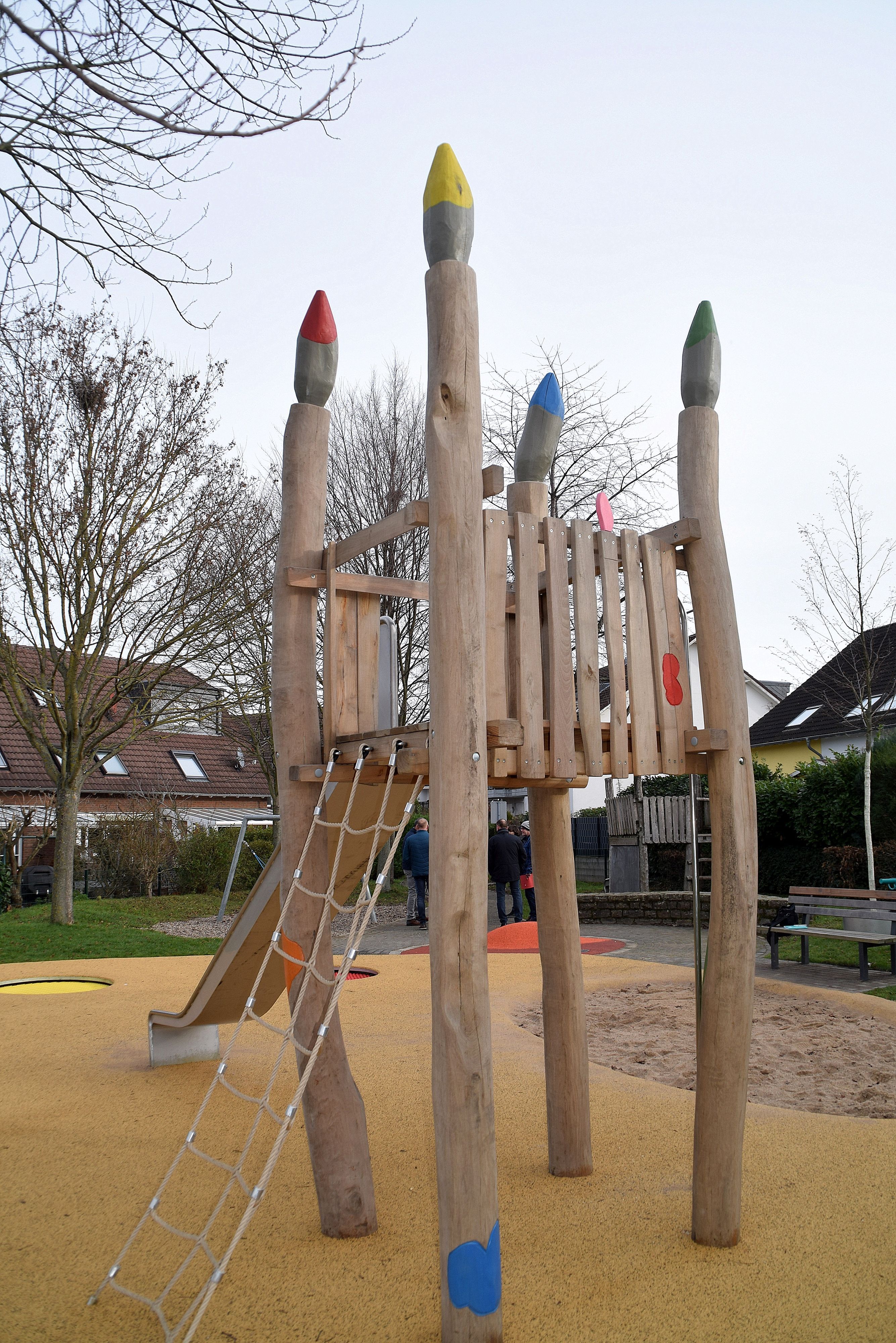 Verteilt über das Stadtgebiet gibt es viele Themenspielplätze, beispielsweise der Spielplatz an der August-Macke-Straße im Dersdorfer „Künstlerviertel“. Das Klettergerüst ist passend zum Thema in Form von Buntstiften gestaltet.