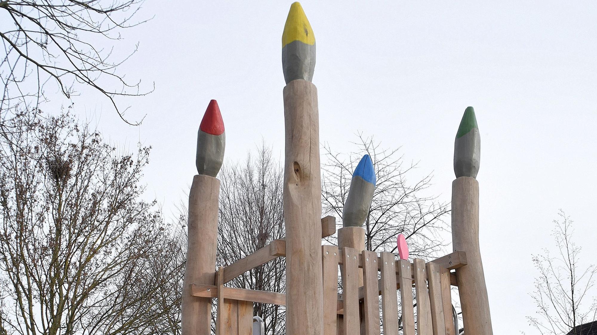 Verteilt über das Stadtgebiet gibt es viele Themenspielplätze, beispielsweise der Spielplatz an der August-Macke-Straße im Dersdorfer „Künstlerviertel“. Das Klettergerüst ist passend zum Thema in Form von Buntstiften gestaltet.
