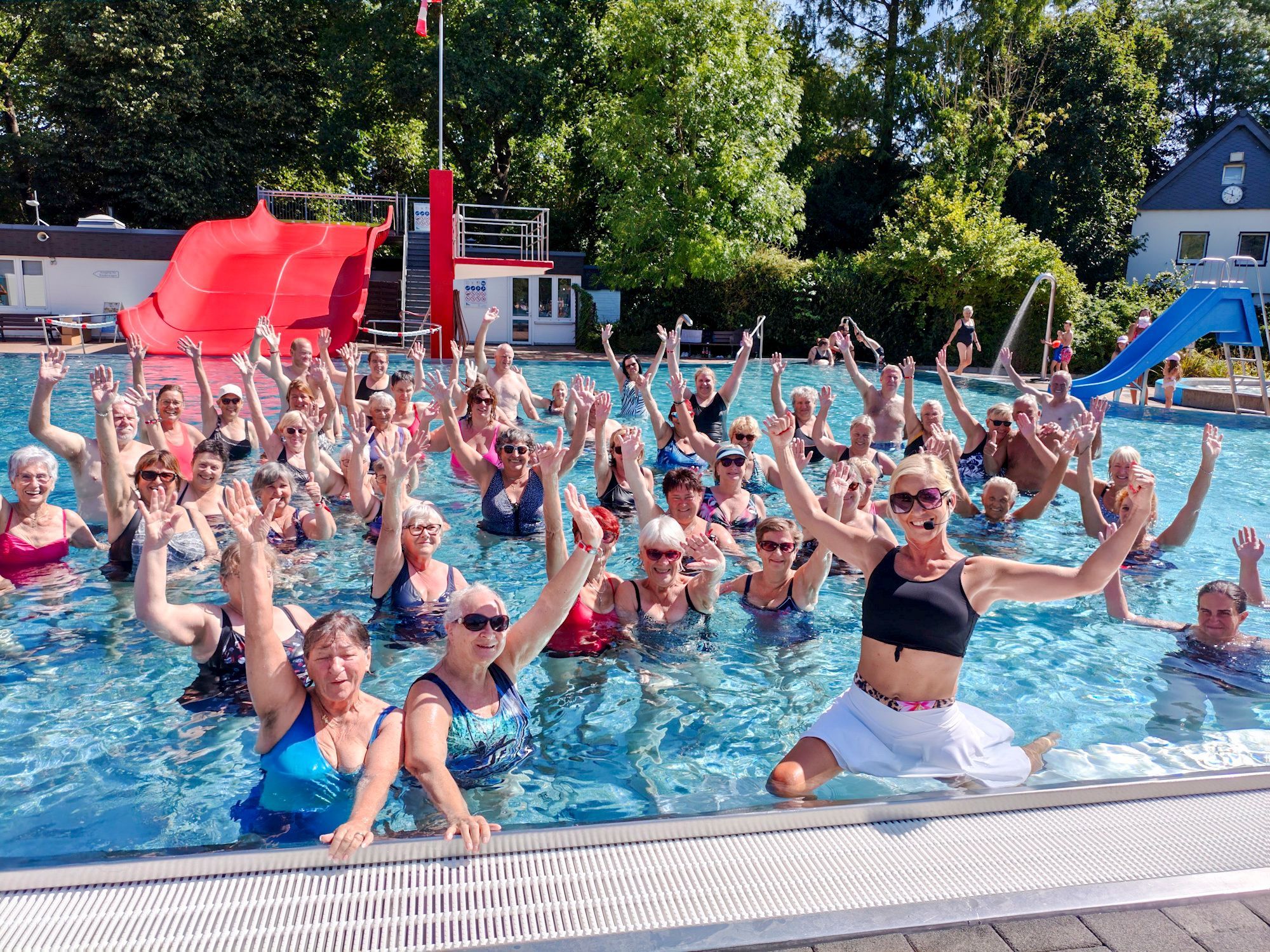 das Bild zeigt eine Seniorengruppe im Schwimmbad.