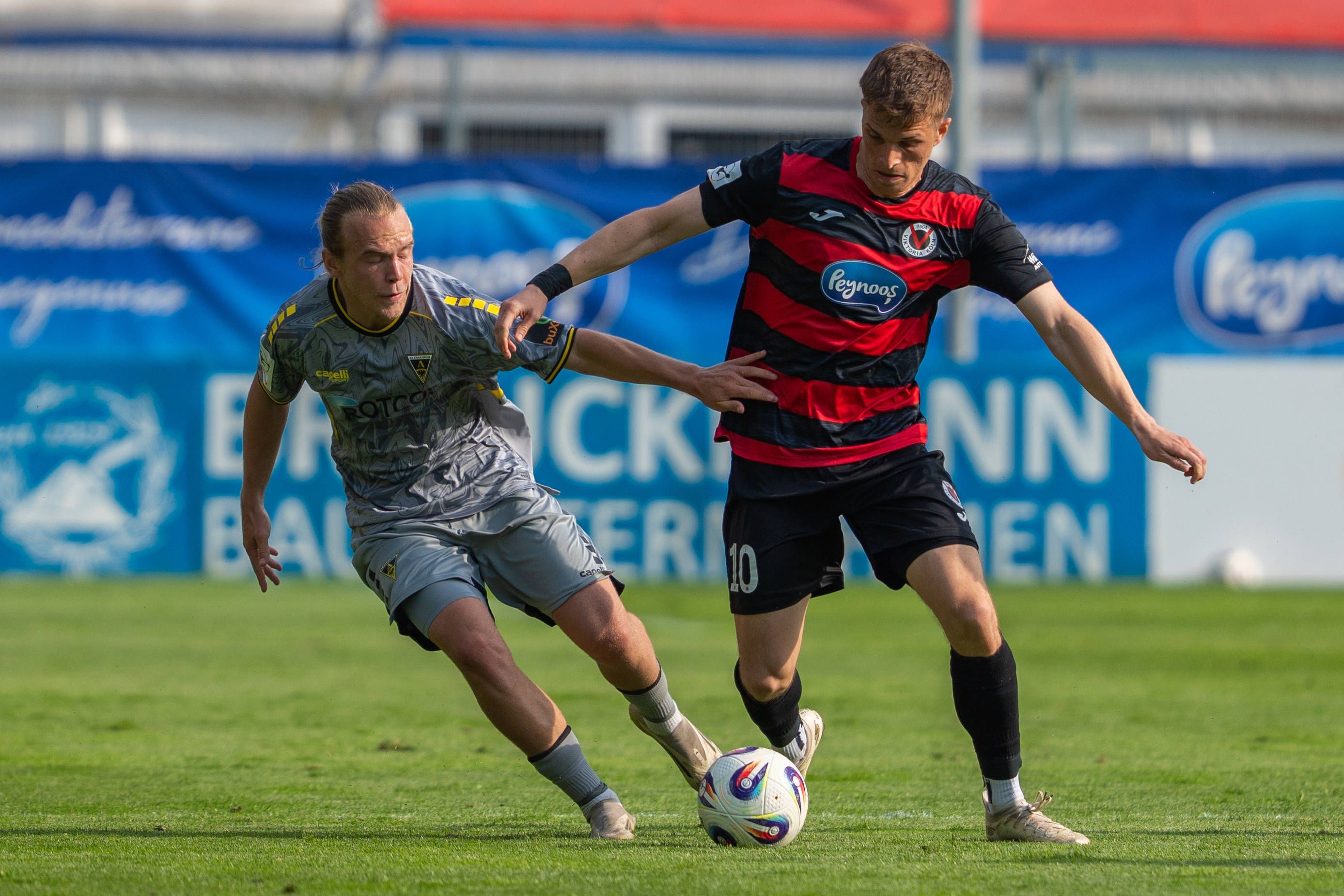 David Otto FC Viktoria Koeln, 10 gegen Lars Timo Gindorf Alemannia Aachen, 23 FC Viktoria Koeln vs. Alemannia Aachen, Fussball, 3. Liga, 37. Spieltag, Saison 2025/2026, 10.05.2026 DFB REGULATIONS PROHIBIT ANY USE OF PHOTOGRAPHS AS IMAGE SEQUENCES AND/OR QUASI-VIDEO FC Viktoria Koeln vs. Alemannia Aachen, Fussball, 3. Liga, 37. Spieltag, Saison 2025/2026, 10.05.2026 Koeln *** David Otto FC Viktoria Koeln, 10 vs Lars Timo Gindorf Alemannia Aachen, 23 FC Viktoria Koeln vs Alemannia Aachen, Football, 3 Liga, 37 Matchday, Season 2025 2026, 10 05 2026 DFB REGULATIONS PROHIBIT ANY USE OF PHOTOGRAPHS AS IMAGE SEQUENCES AND OR QUASI VIDEO FC Viktoria Koeln vs Alemannia Aachen, Football, 3 Liga, 37 Matchday, Season 2025 2026, 10 05 2026 Koeln Copyright: xEibner-Pressefoto/J.xDerondeaux EP_JDU