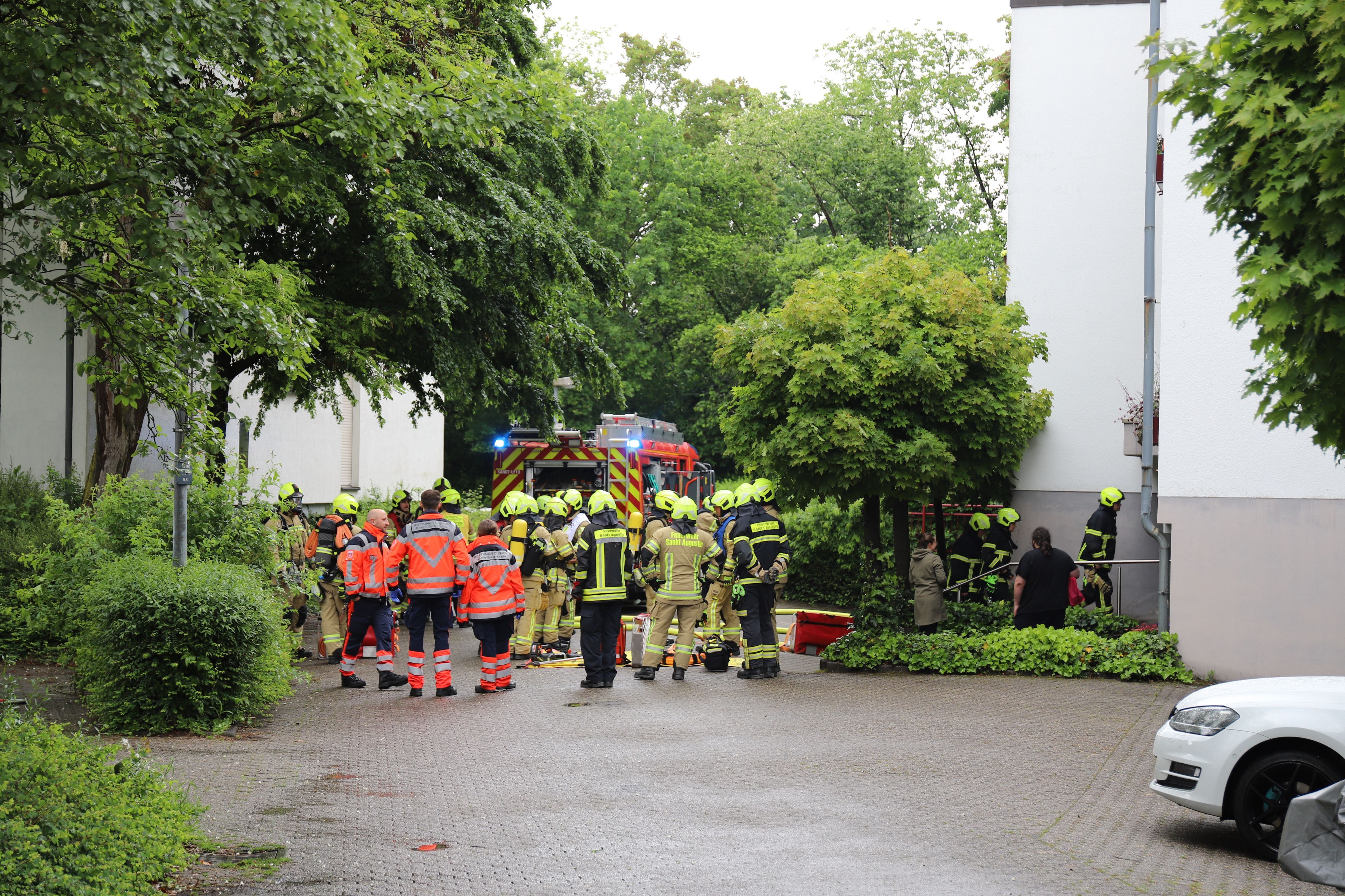 In einer Wohung in einem Mehrfamilienhaus am Ginsterweg in Sankt Augustin hat am Montag (11. Mai) ein Aschenbecher gebrannt, 40 Einsatzkräfte der Freiwilligen Feuerwehr eilten zu der angegebenen Adresse.