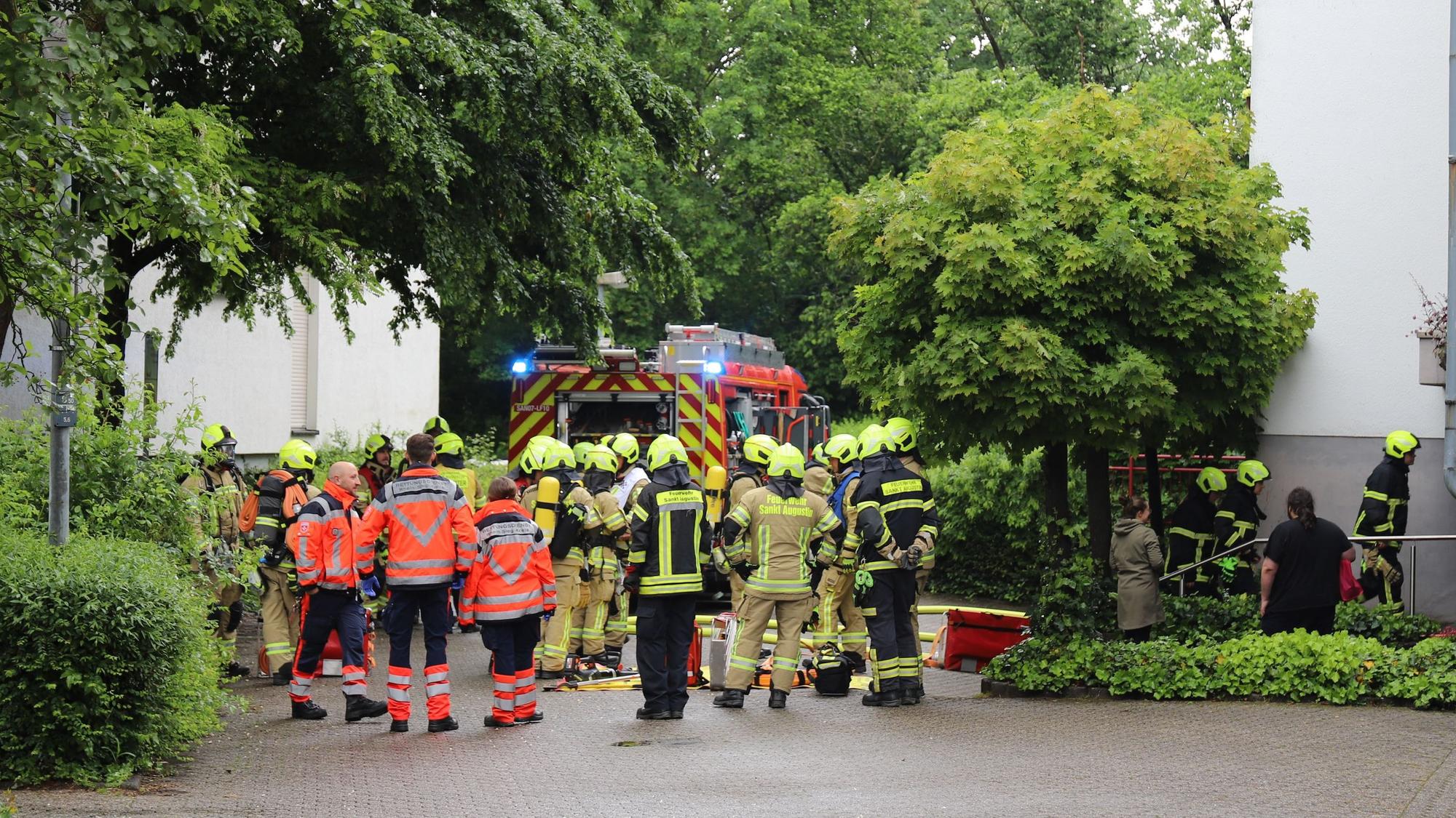 In einer Wohung in einem Mehrfamilienhaus am Ginsterweg in Sankt Augustin hat am Montag (11. Mai) ein Aschenbecher gebrannt, 40 Einsatzkräfte der Freiwilligen Feuerwehr eilten zu der angegebenen Adresse.