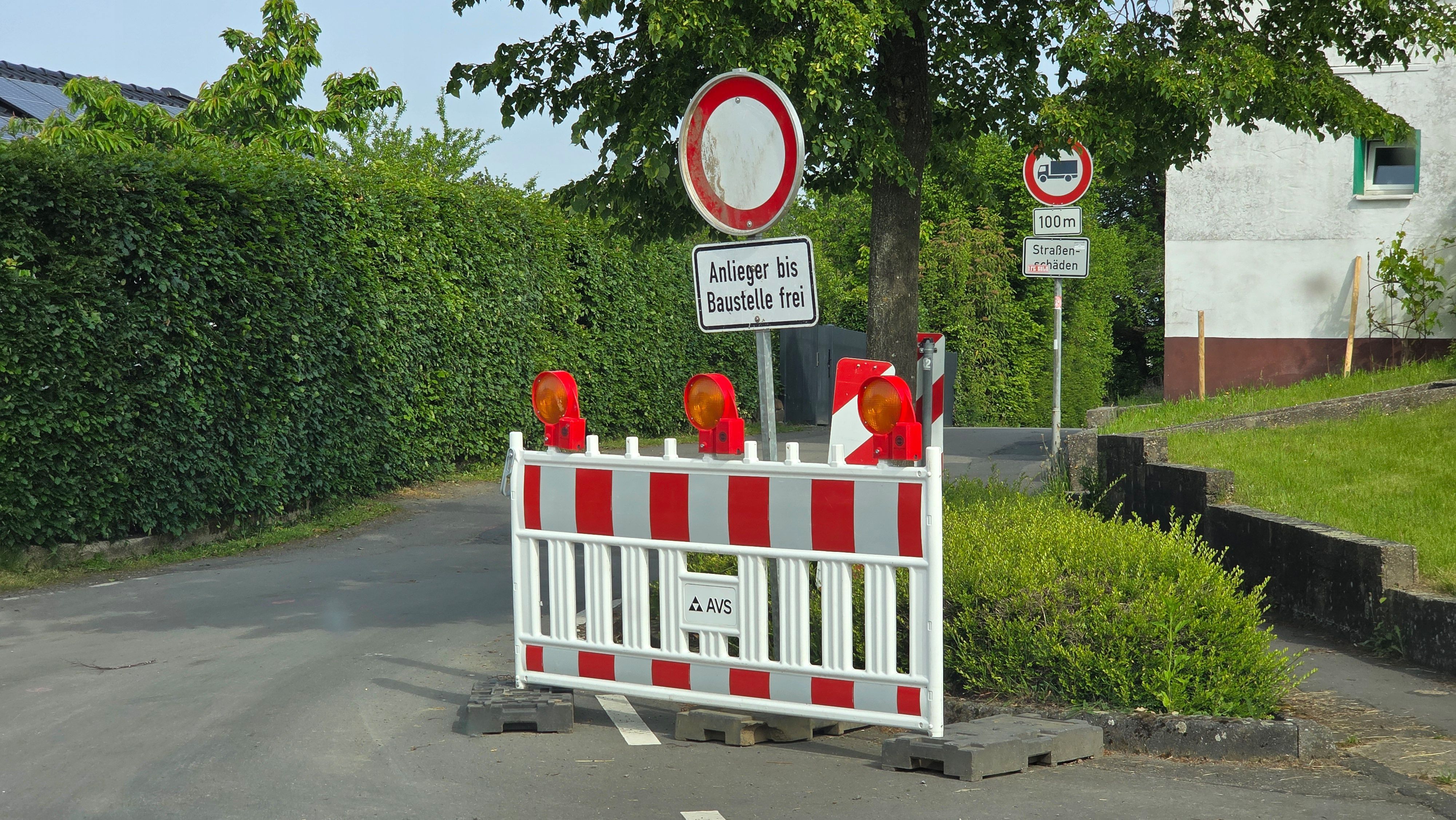 Ein Straßenschild weist auf die Umleitung wegen der Straßensperrung zwischen Leffelsend und Brodhausen bei Overath hin.