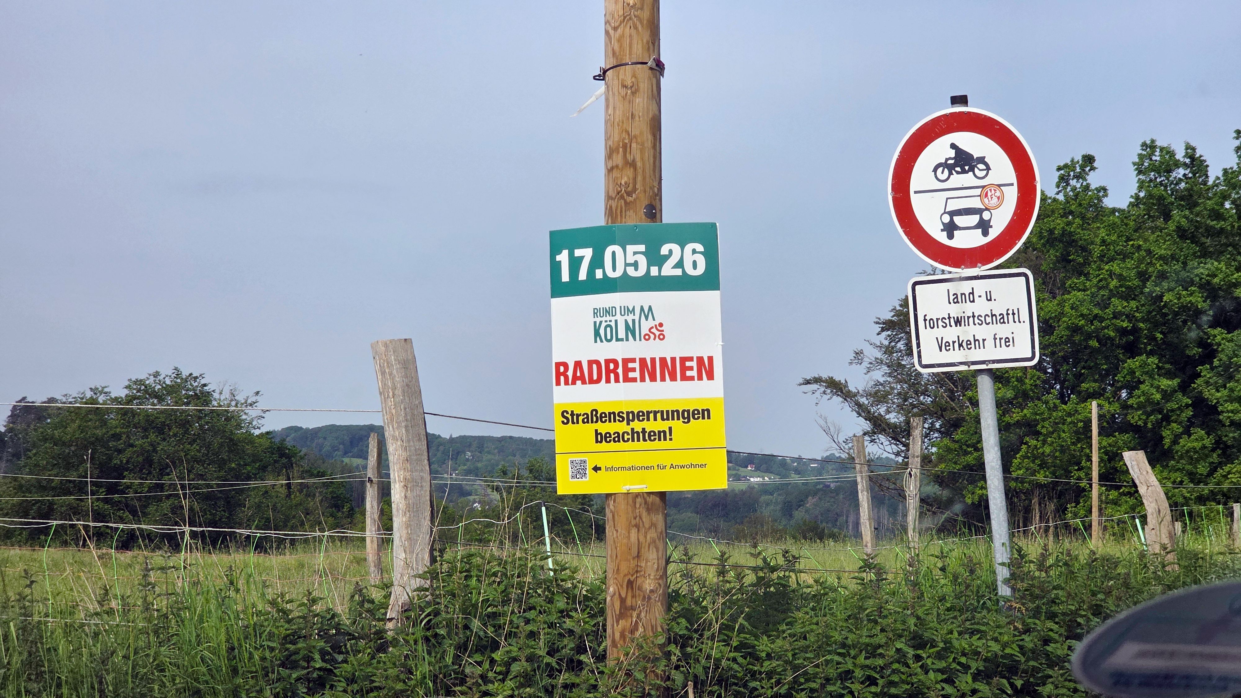 Ein Plakat weist auf die Straßensperrungen beim Radklassiker „Rund um Köln“ hin.