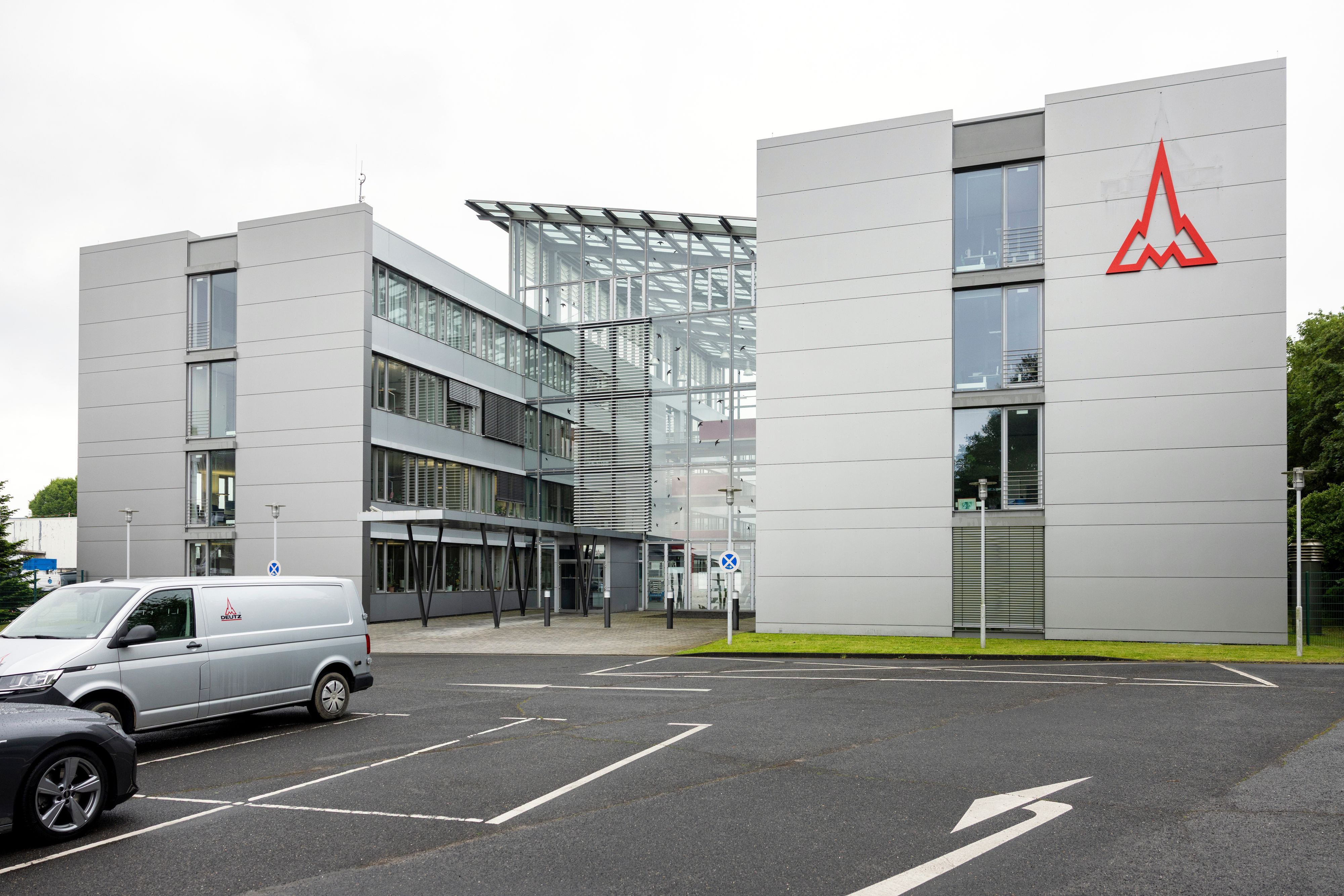 Außenaufnahme der Hauptverwaltung der Deutz AG in Köln-Porz mit dem neuen Firmenlogo