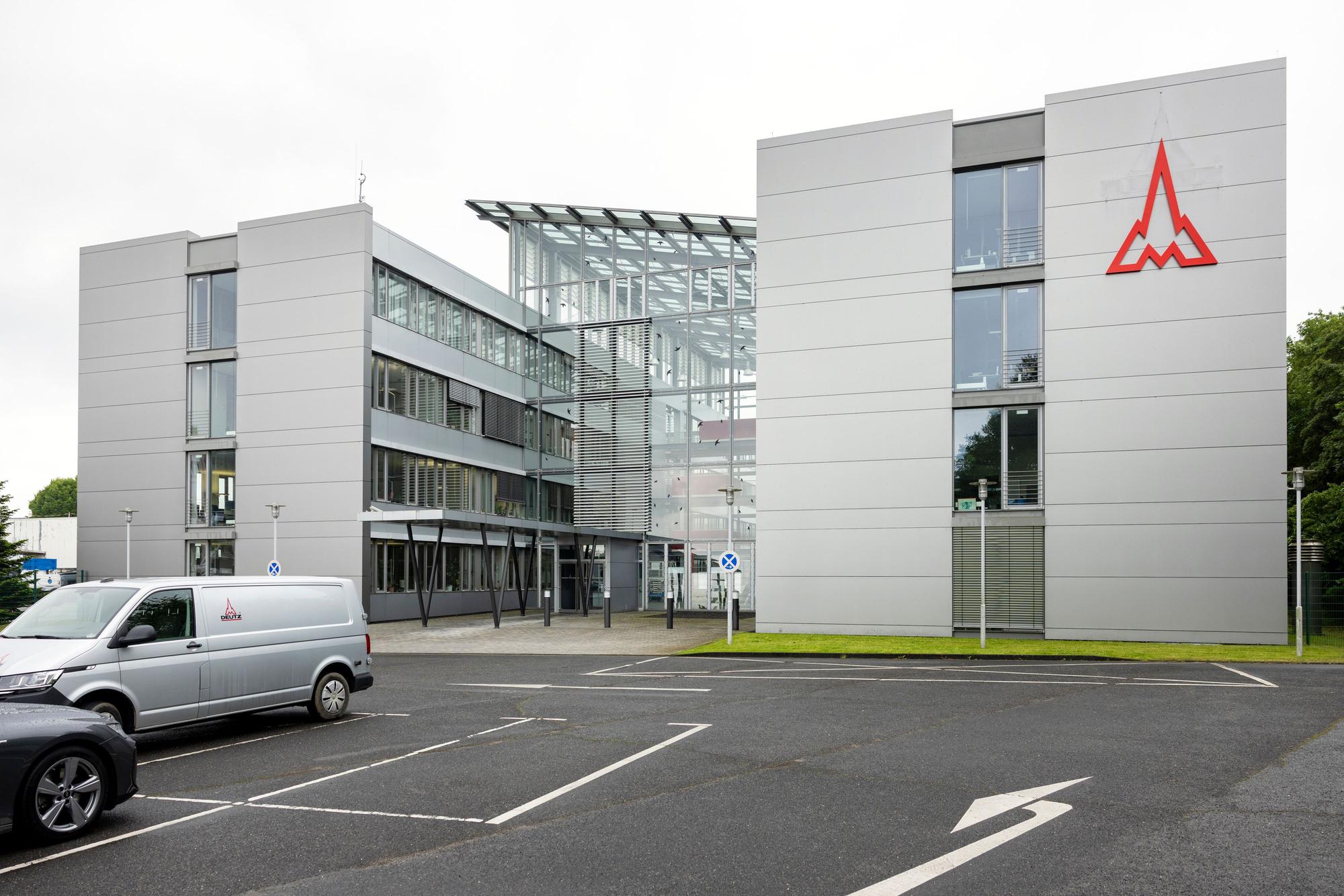 Außenaufnahme der Hauptverwaltung der Deutz AG in Köln-Porz mit dem neuen Firmenlogo