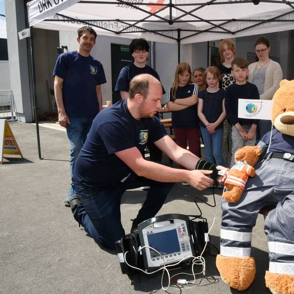 Die Leitung der neu gegründeten Jugenrotkreuzgruppe in Lindlar-Frielingsdorf am Standort in Scheel an der Eibachstraße präsentierten den interessierten Nachwuchs-Kräften die Technik am Teddybär.