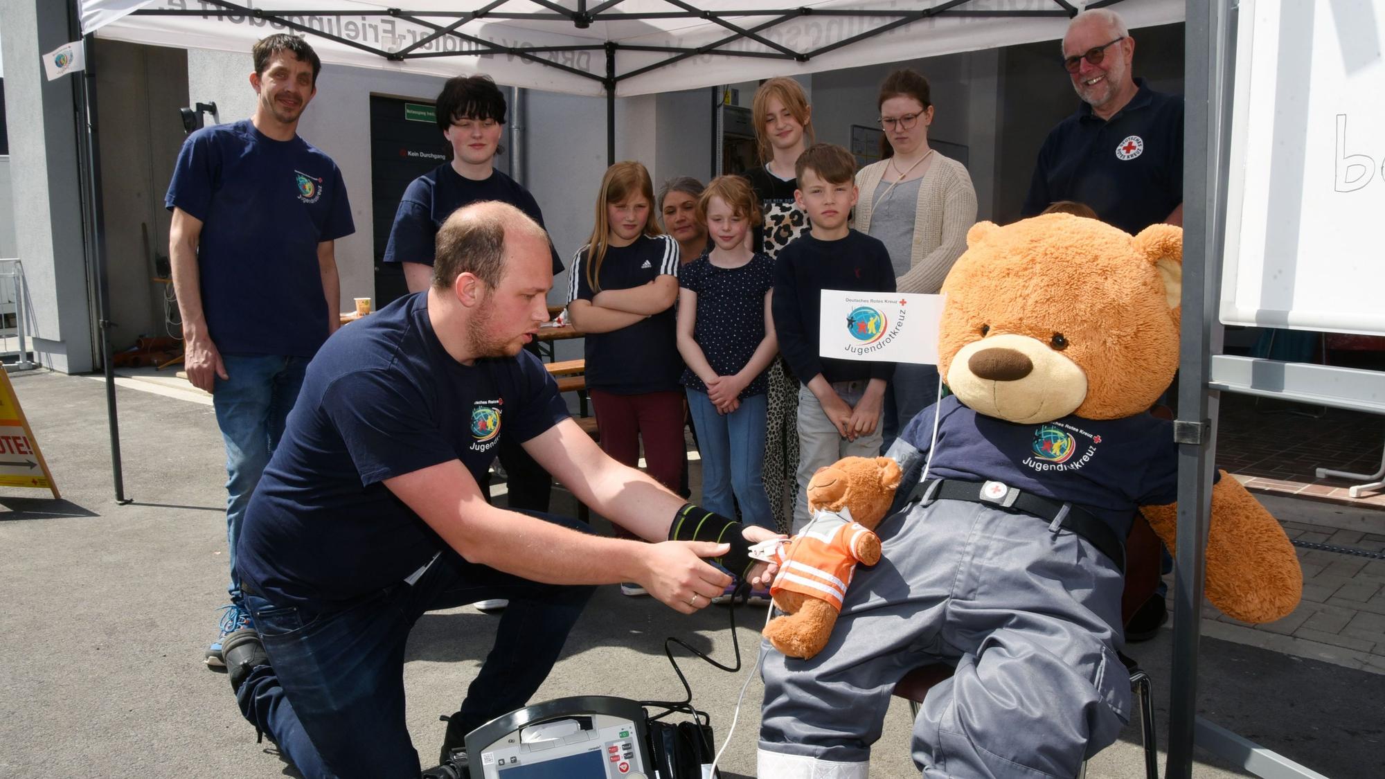 Die Leitung der neu gegründeten Jugenrotkreuzgruppe in Lindlar-Frielingsdorf am Standort in Scheel an der Eibachstraße präsentierten den interessierten Nachwuchs-Kräften die Technik am Teddybär.