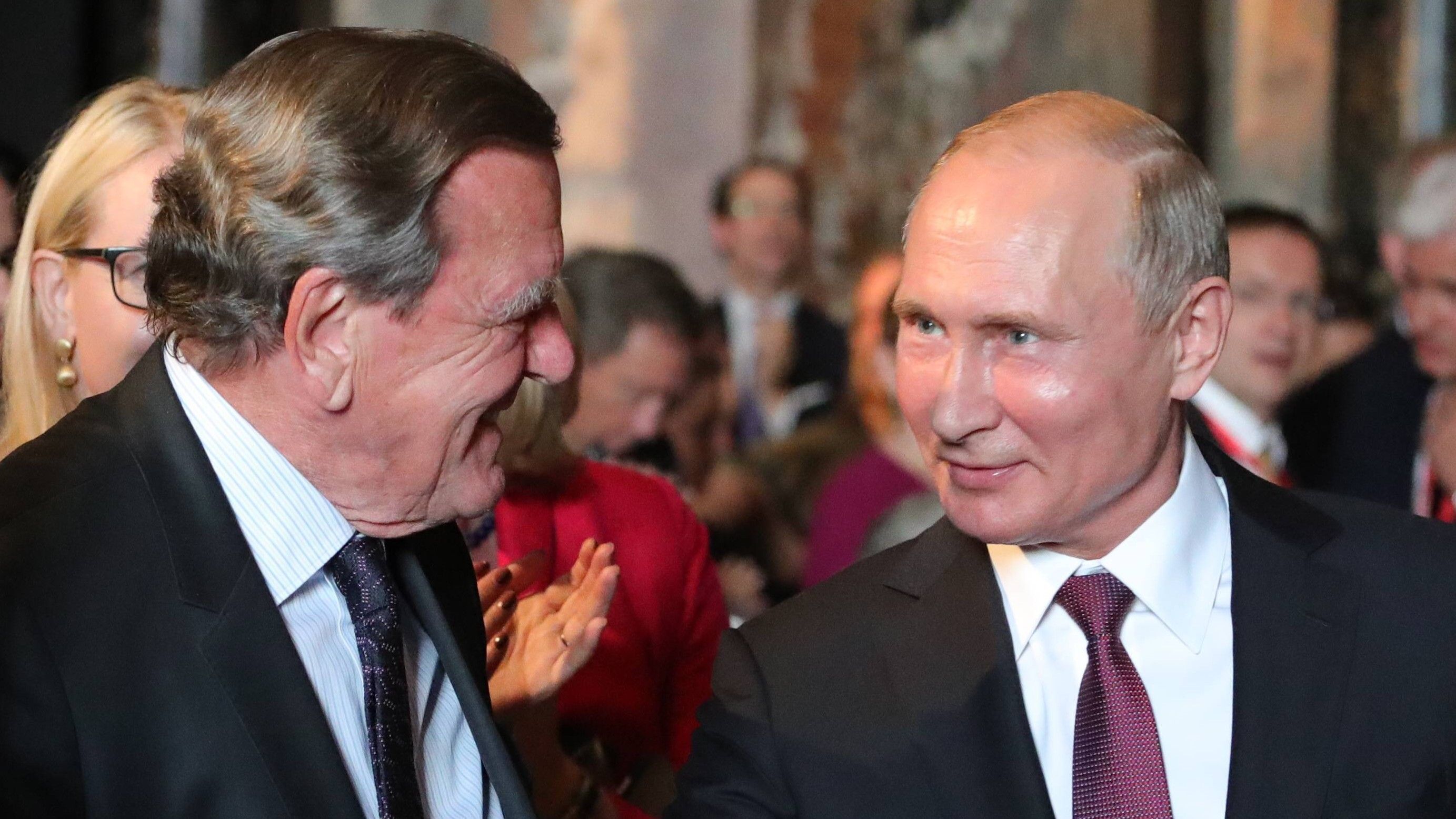 Altkanzler Gerhard Schröder (l.) im Gespräch mit Kremlchef Wladimir Putin. (Archivbild)