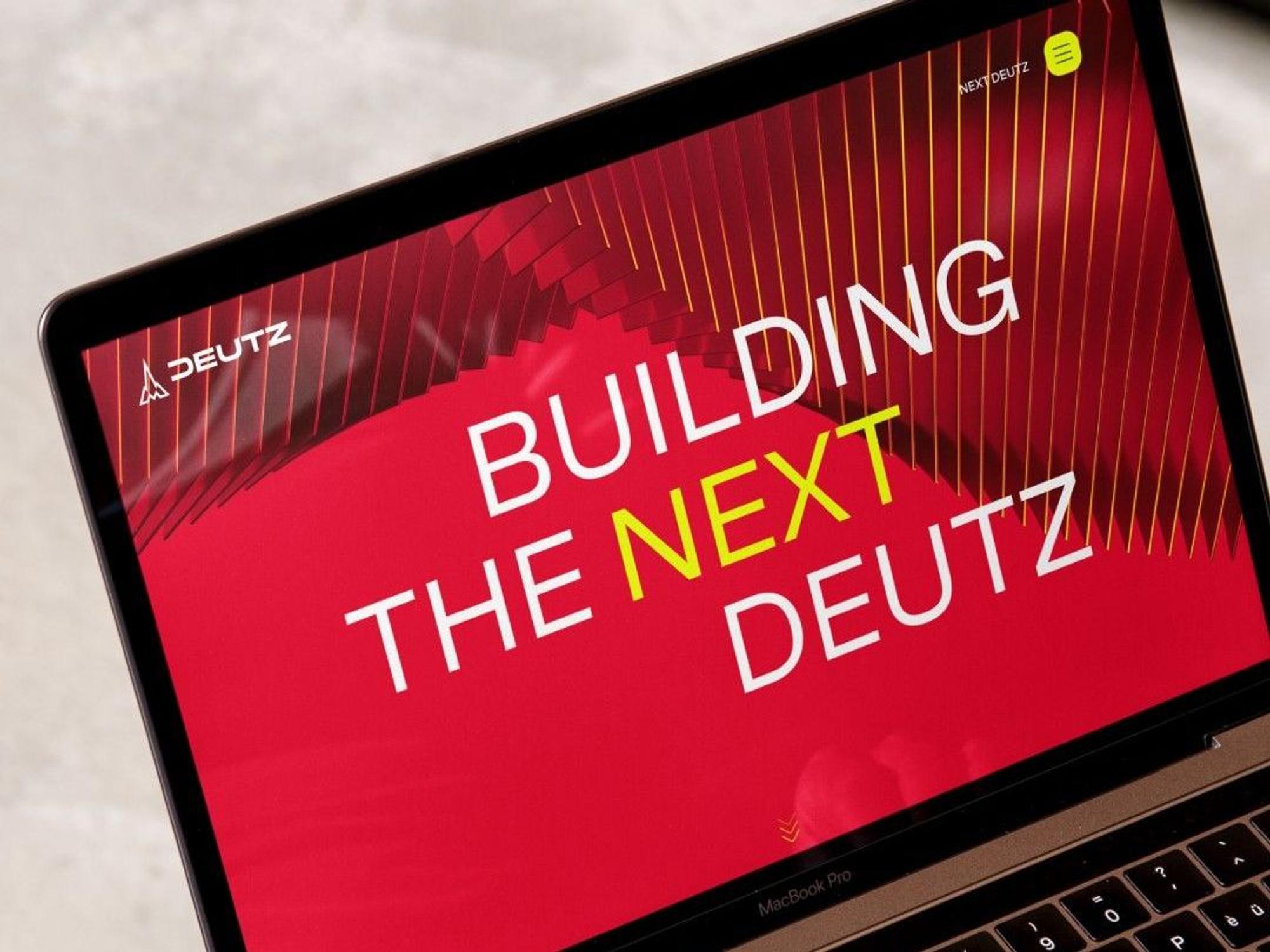 Laptopbildschirm mit der Deutz-Weibsite, darauf zu lesen der Schriftzug "Building the next Deutz", wobei das Wort "next" gelb hervorgehoben ist.
