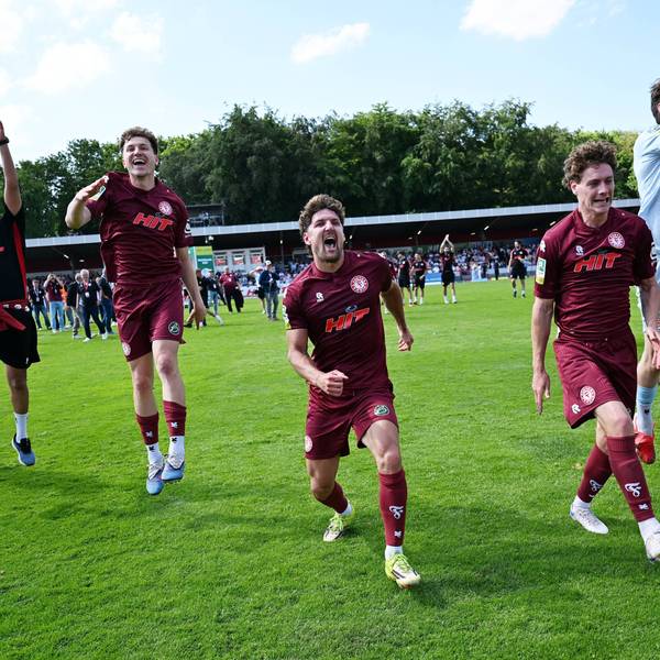 Ausgiebig feierten die Spieler von Fortuna Köln den Aufstieg am Wochenende.