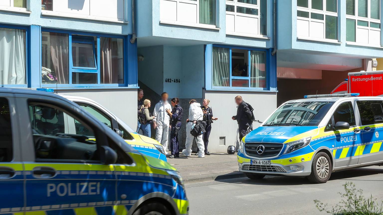 Die Polizei am Einsatzort in Köln-Ehrenfeld.