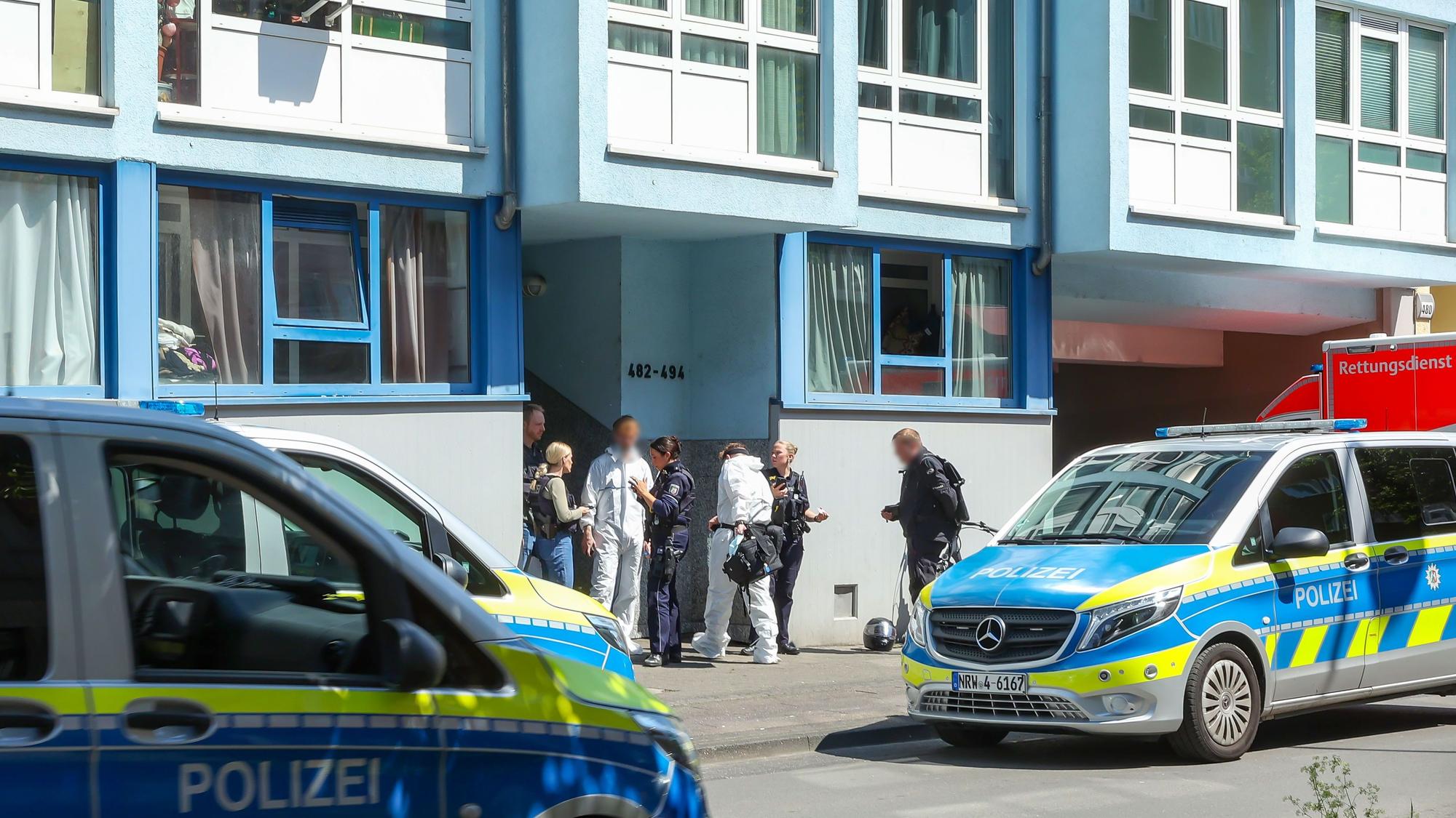 Die Polizei am Einsatzort in Köln-Ehrenfeld.
