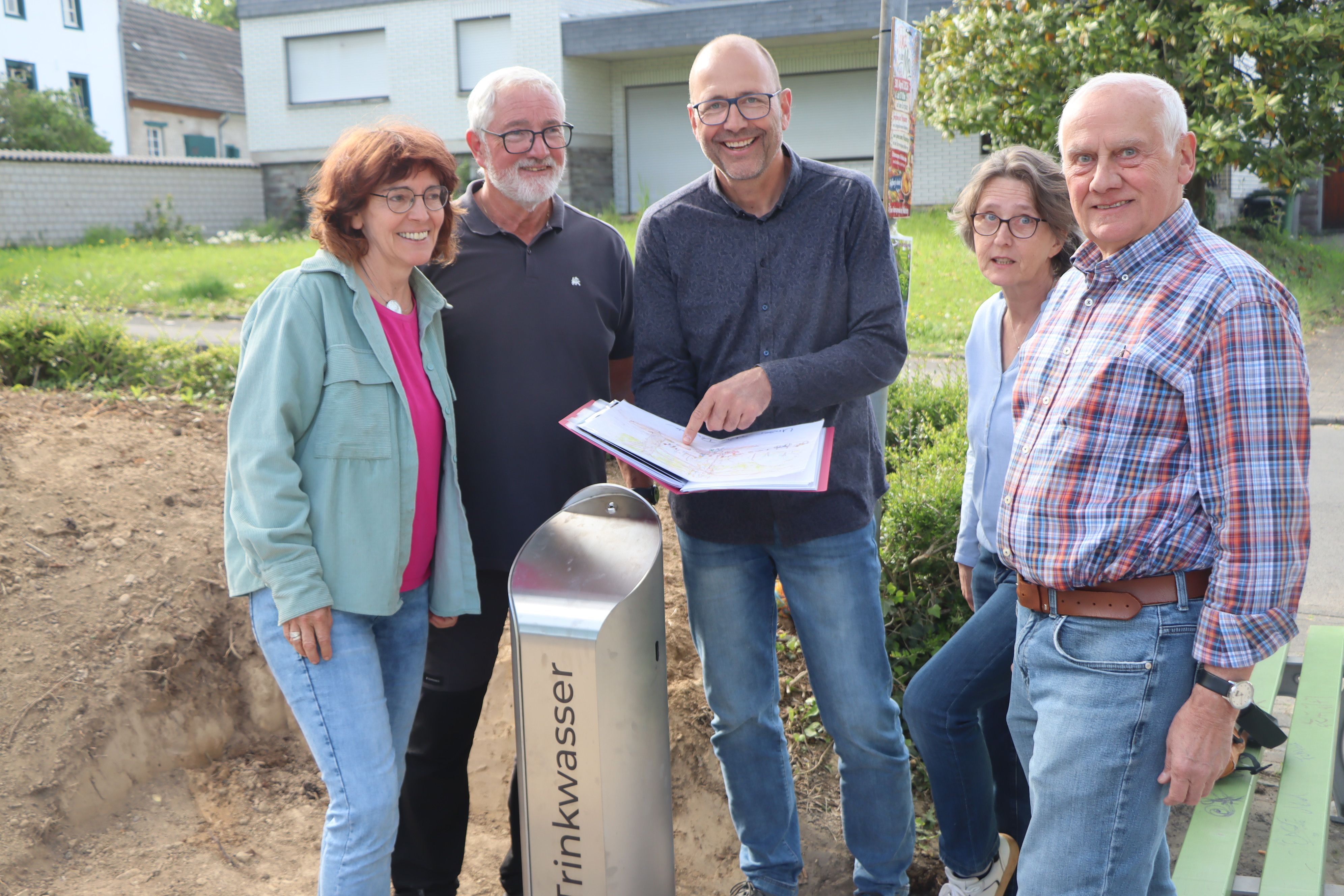 Die AG-Sprecher Regine Ritsert-Dettmar (l.) und Andreas Zeisler (Mitte) mit Ulrike Over (2.r.), Peter Leyendecker (r.) und Heinz Schmitz freuen sich, dass die Pläne jetzt in die Umsetzung gehen.