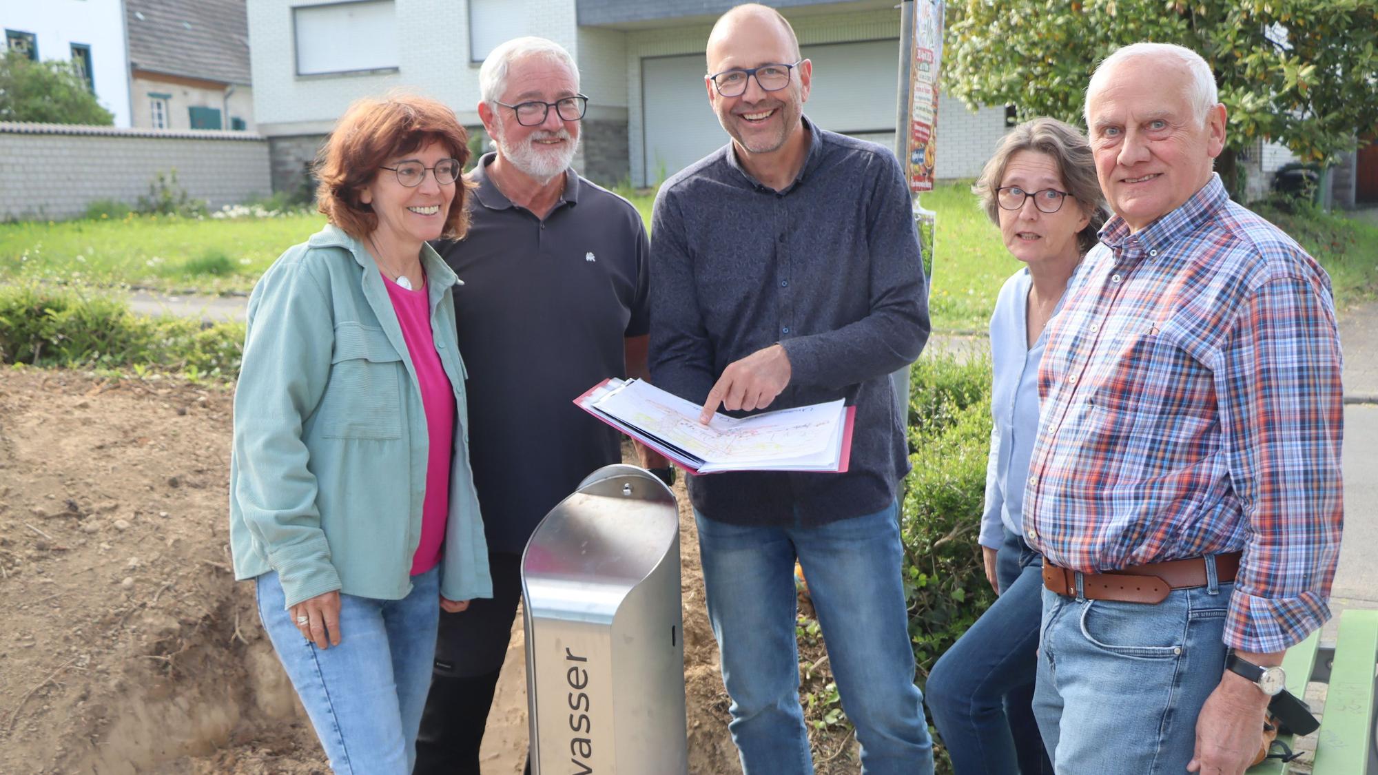 Die AG-Sprecher Regine Ritsert-Dettmar (l.) und Andreas Zeisler (Mitte) mit Ulrike Over (2.r.), Peter Leyendecker (r.) und Heinz Schmitz freuen sich, dass die Pläne jetzt in die Umsetzung gehen.