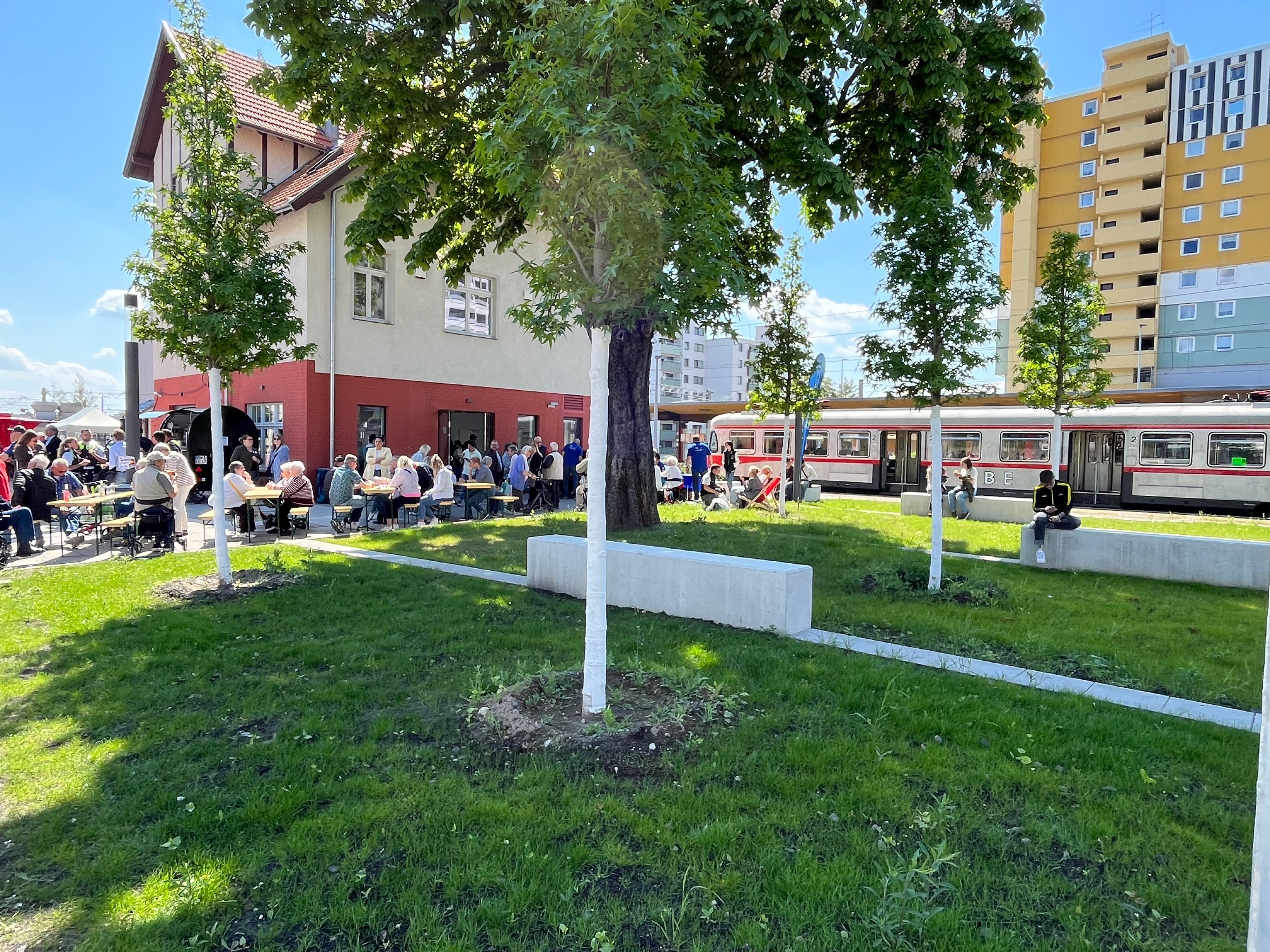 Zum neuen Bahnhofsumfeld gehören nun Grünflächen, Bäume und Sitzgelegenheiten.