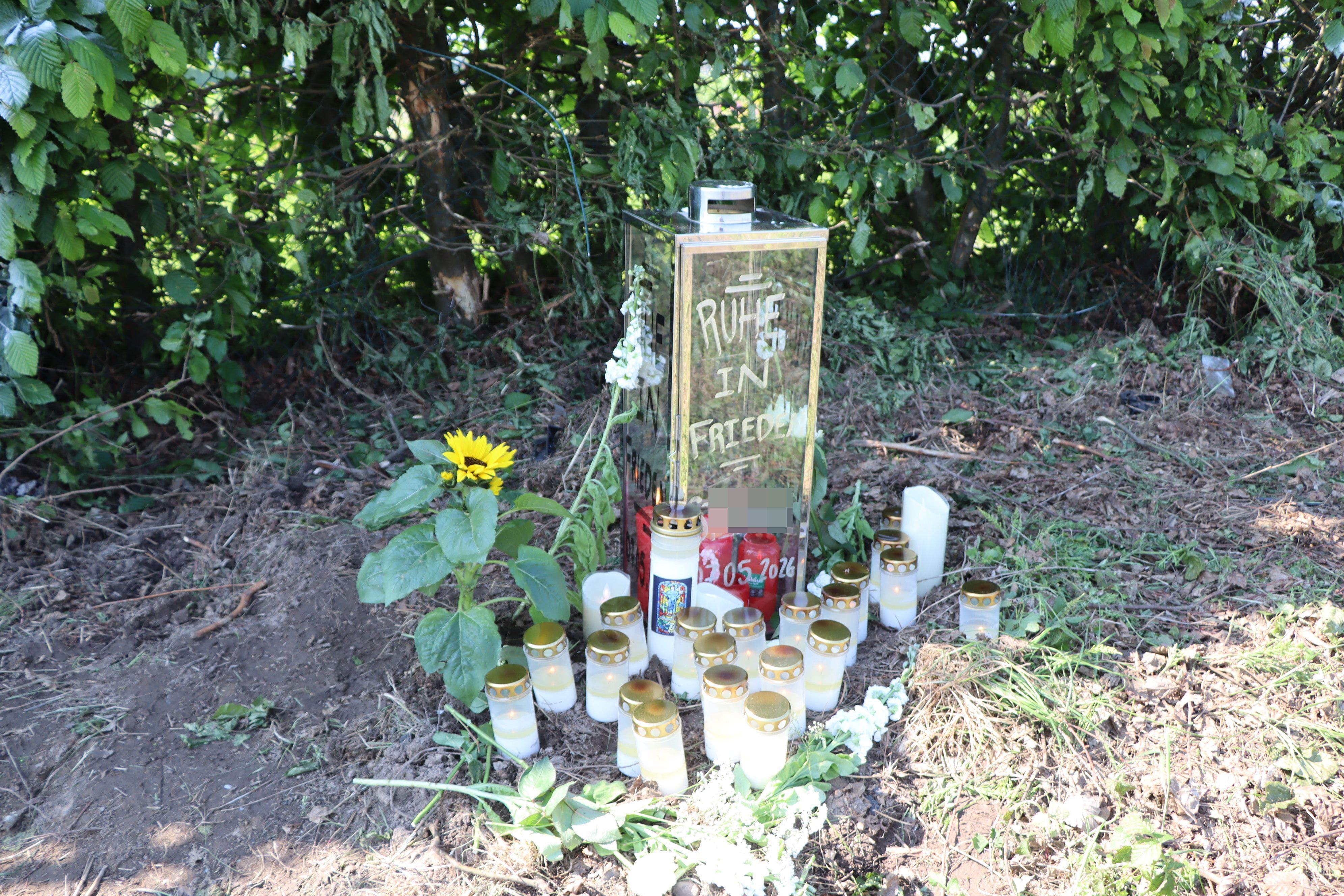Blumen und Kerzen sind an der Unfallstelle aufgestellt und niederlegt - viele Menschen trauern um das Unfallopfer.