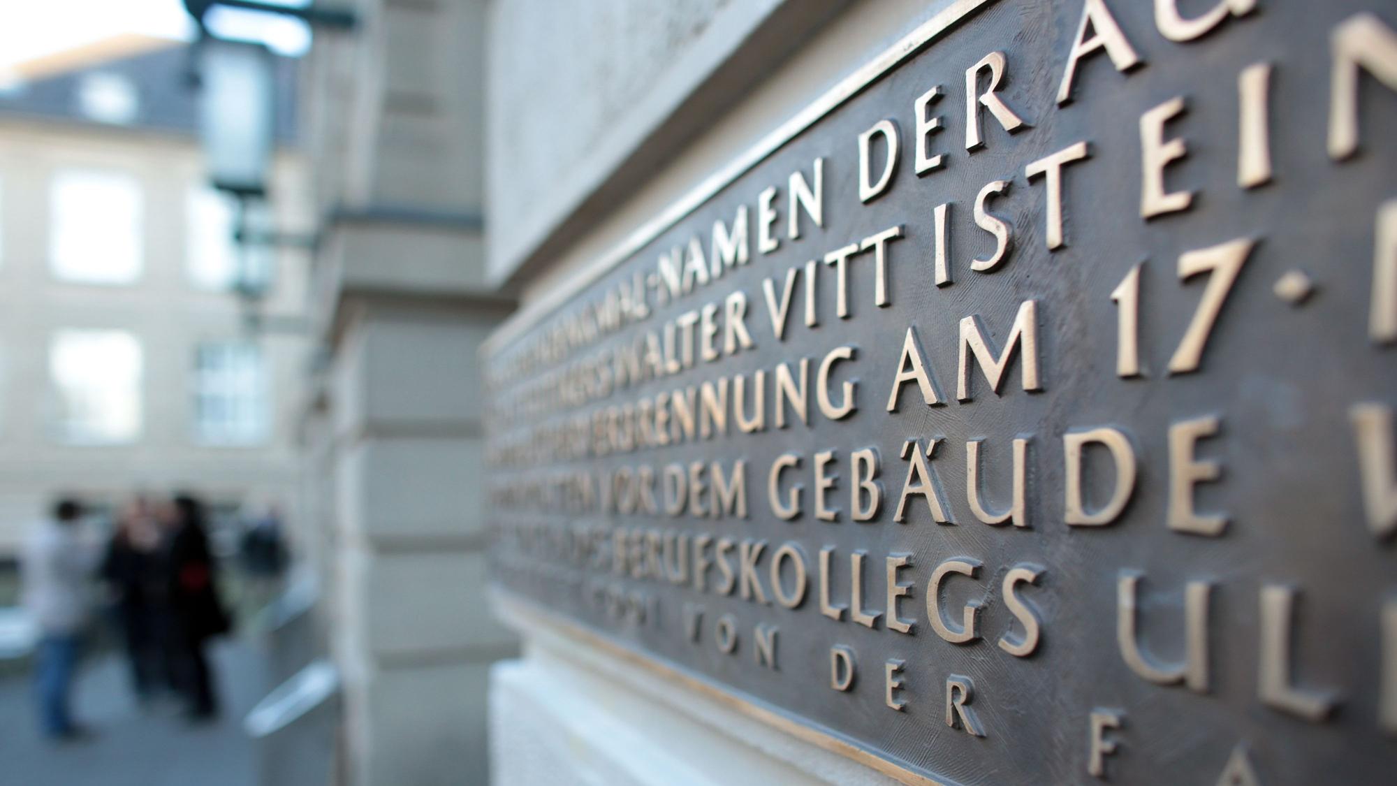 Anbringung einer Denkmaltafel für das Bodendenkmal zur Erinnerung an die Bücherverbrennung 1933 an der Fachhochschule Köln Claudiusstraße am 10.01.2014.