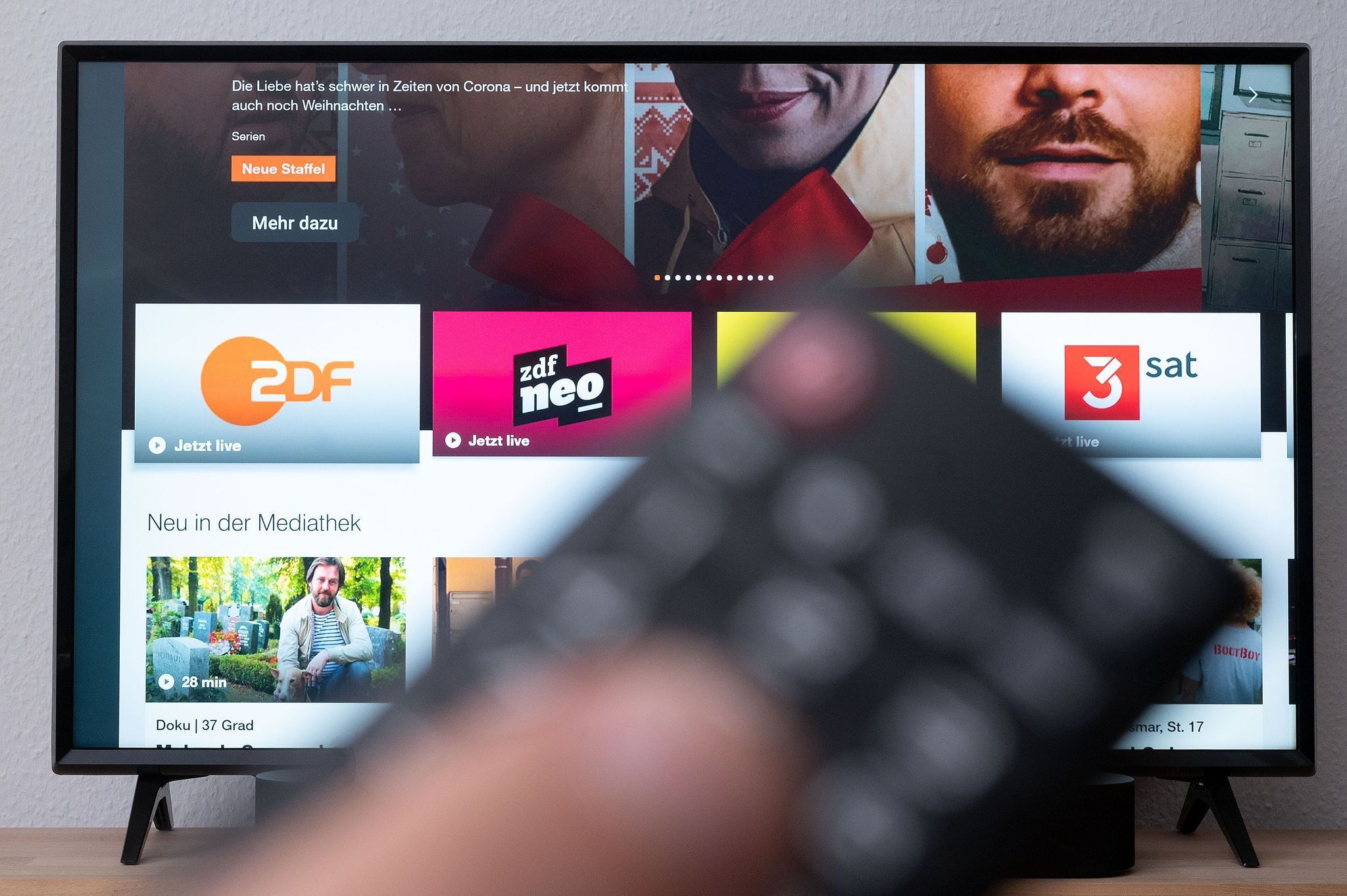 Fernbedienung vor der ZDF-Mediathek