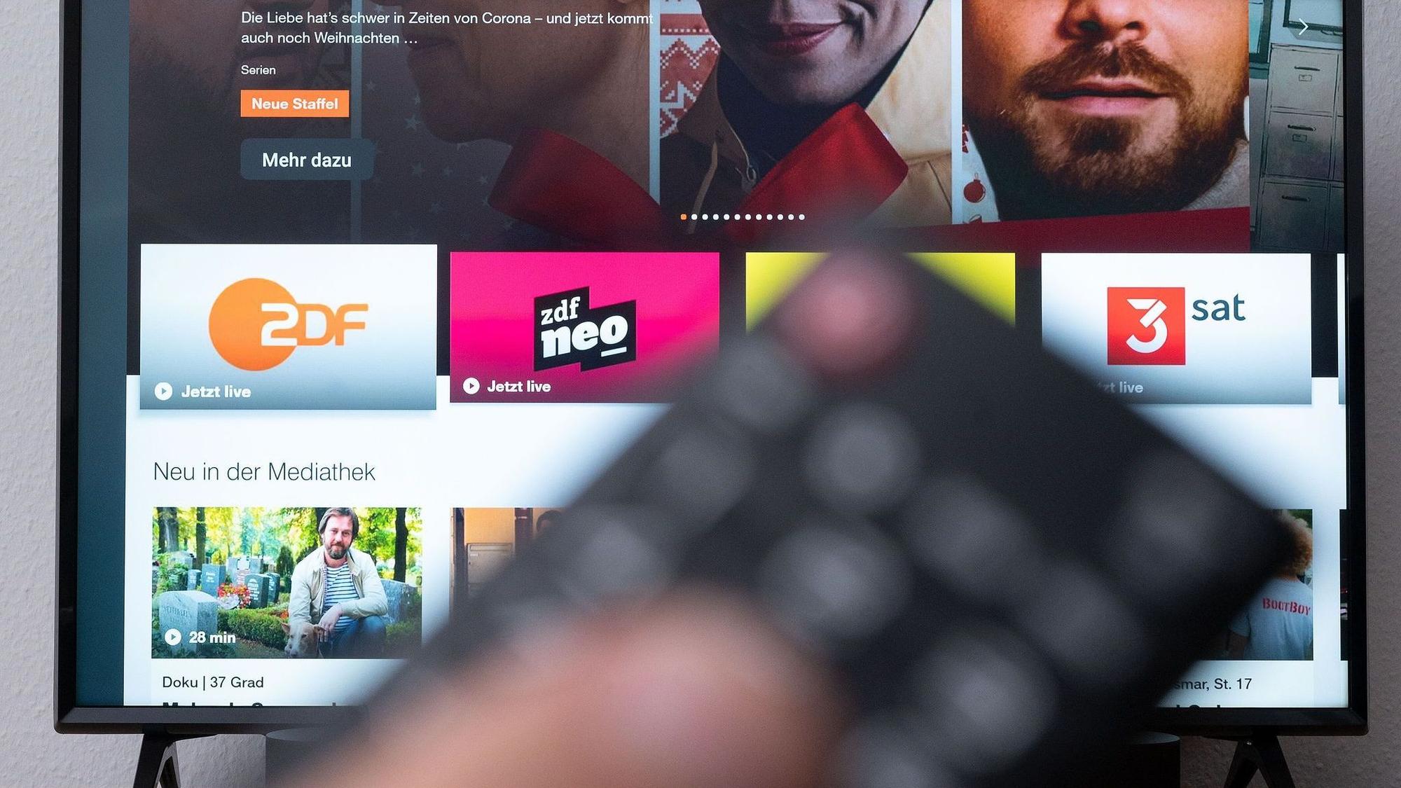 Fernbedienung vor der ZDF-Mediathek