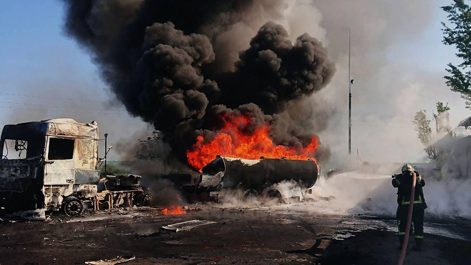 Dieses vom Staatlichen Notfalldienst der Ukraine am 12. Mai aufgenommene und veröffentlichte Pressefoto zeigt einen Feuerwehrmann, der nach einem russischen Angriff versucht, einen Brand in der Region Dnipro zu löschen.