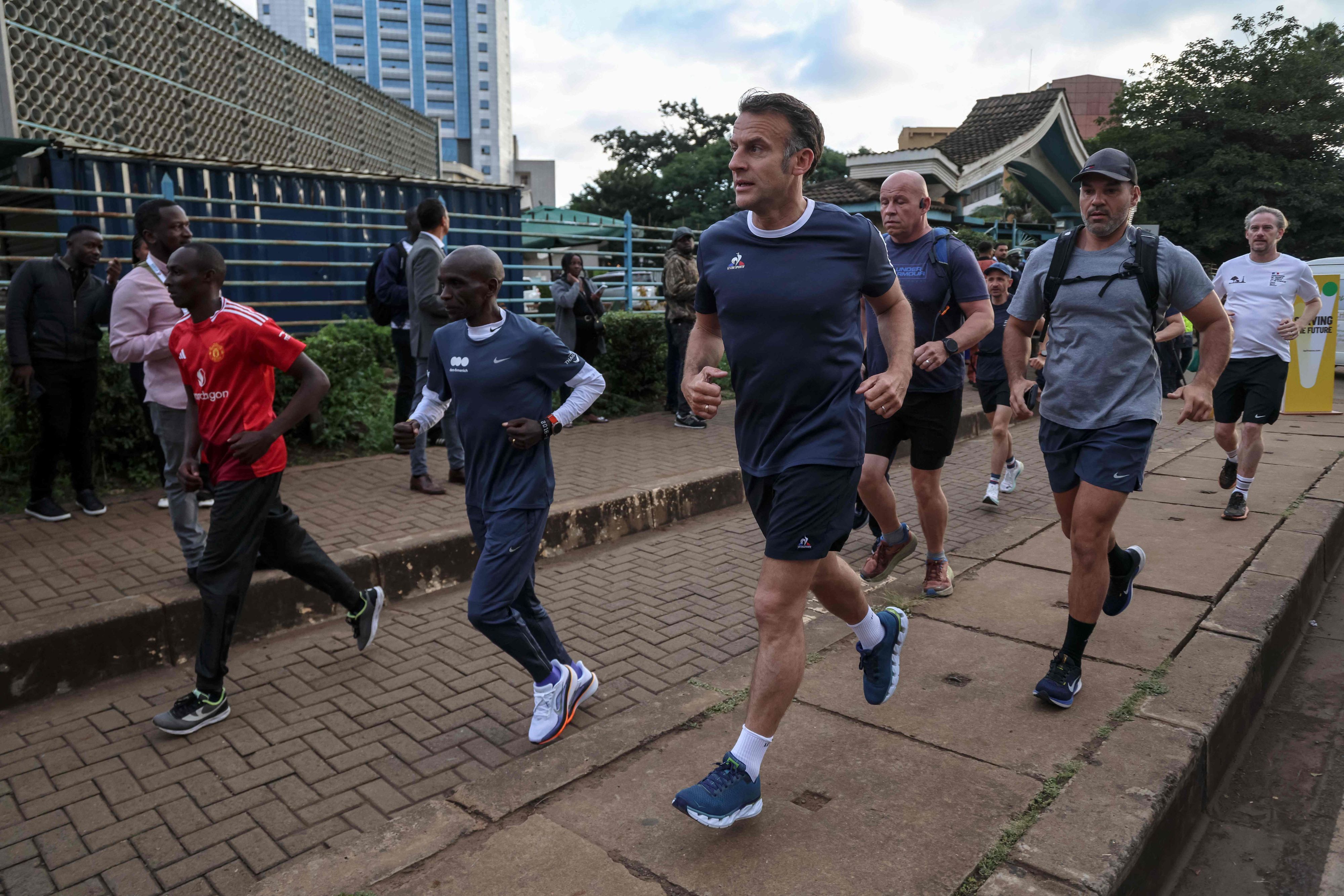 Frankreichs Präsident Emmanuel Macron dreht eine Joggingrunde zusammen mit Marathon-Champion Eliud Kipchoge. (Archvibld)