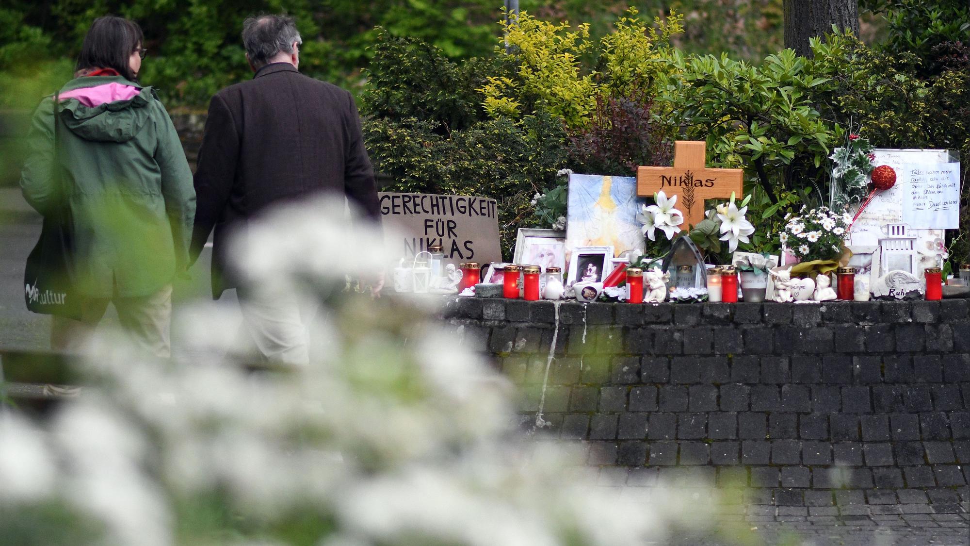Nach dem Tod von Niklas Pöhler legten hunderte Menschen Kerzen und Blumen am Ort der Prügelattacke nieder.