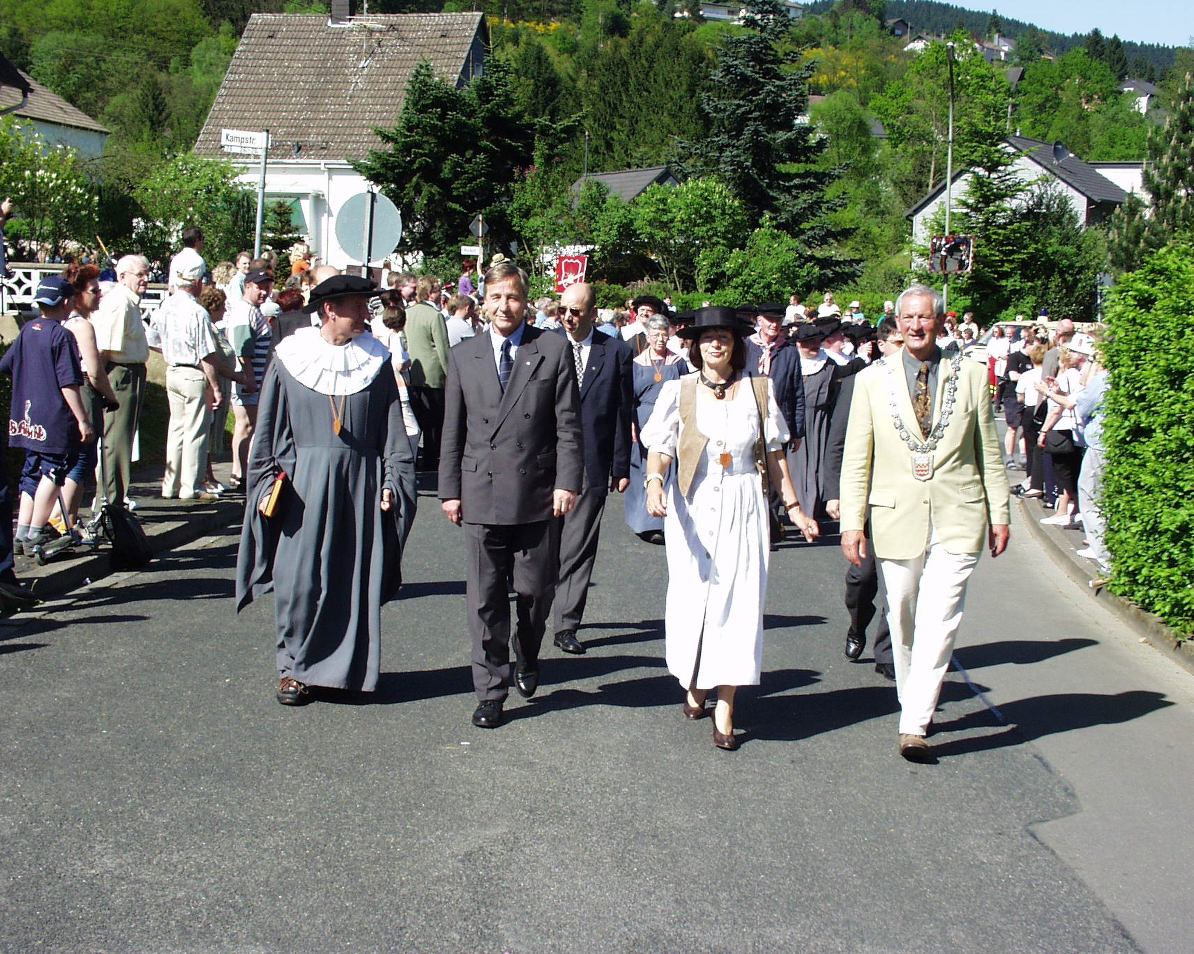 Zu sehen ist der Umzug zum 700. Stadtgeburtstag in Bergneustadt.