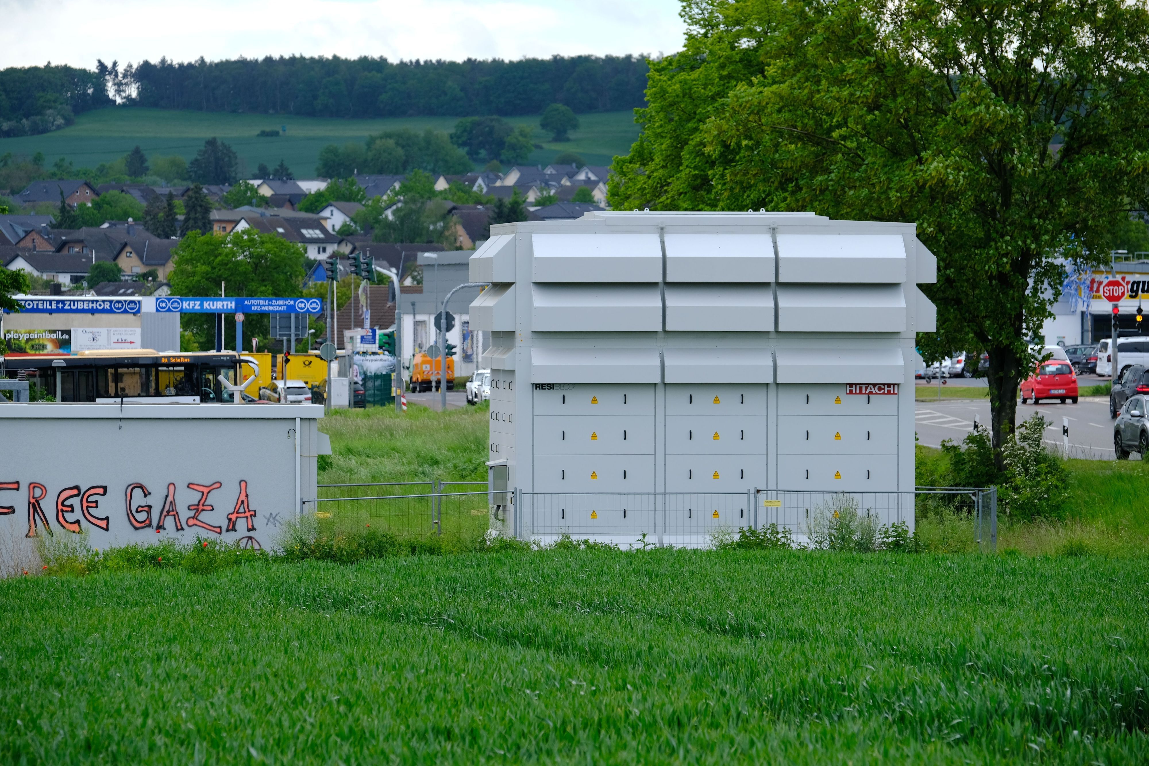 Ein neu errichteter Trafo am Umspannwerk zwischen Gehn und Kommern nahe der B266.