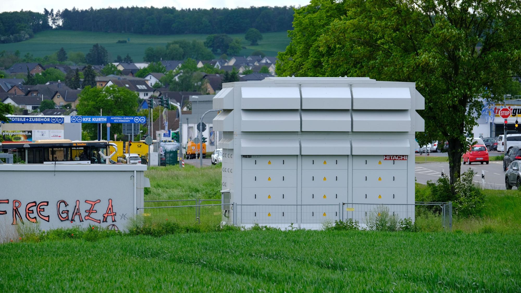 Ein neu errichteter Trafo am Umspannwerk zwischen Gehn und Kommern nahe der B266.