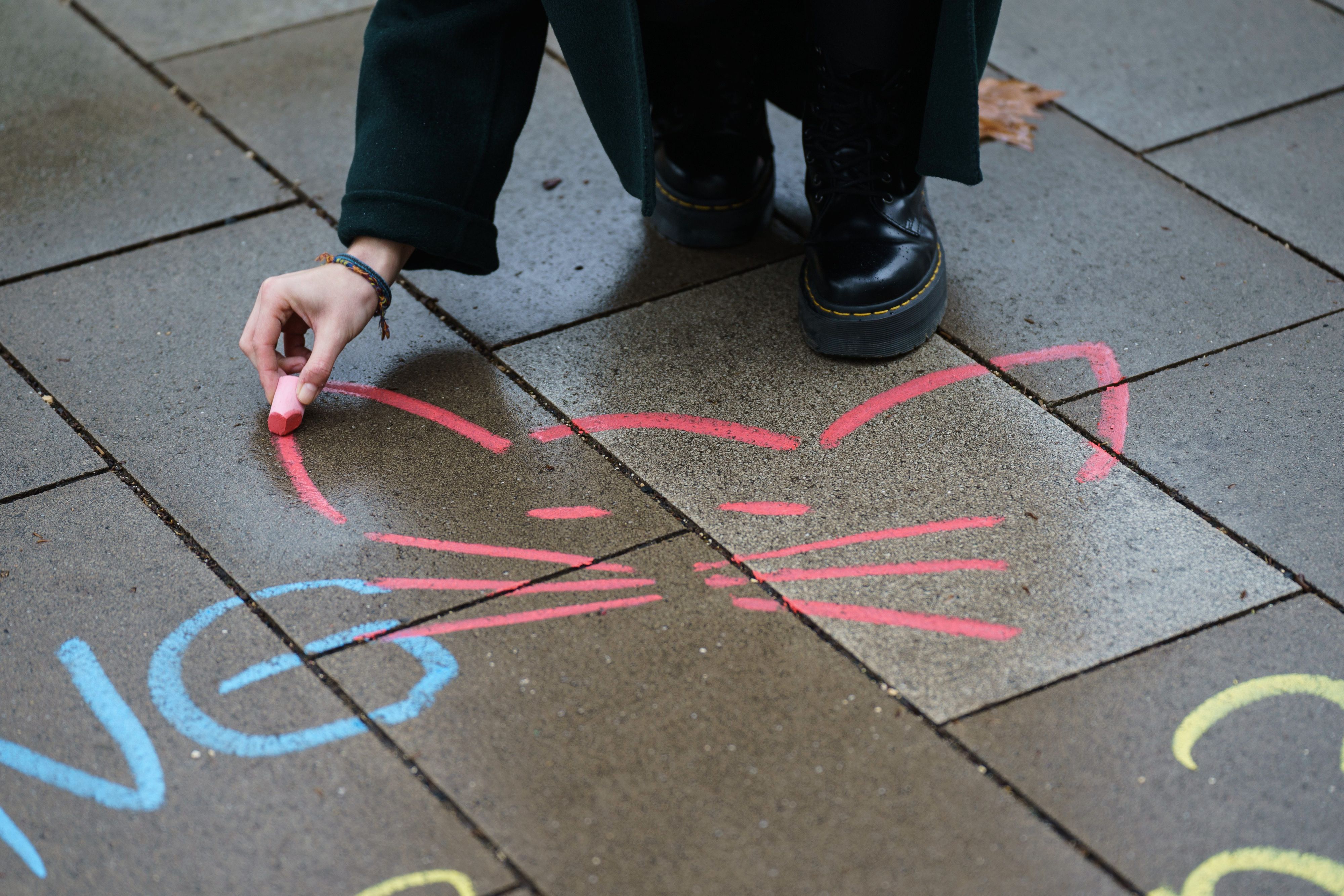 Vor einigen Jahren machten bereits Frauen mit Kreide auf den Straßen deutscher Großstädte auf das Problem anzüglicher Sprüche, genannt Catcalling, aufmerksam (Archivbild).