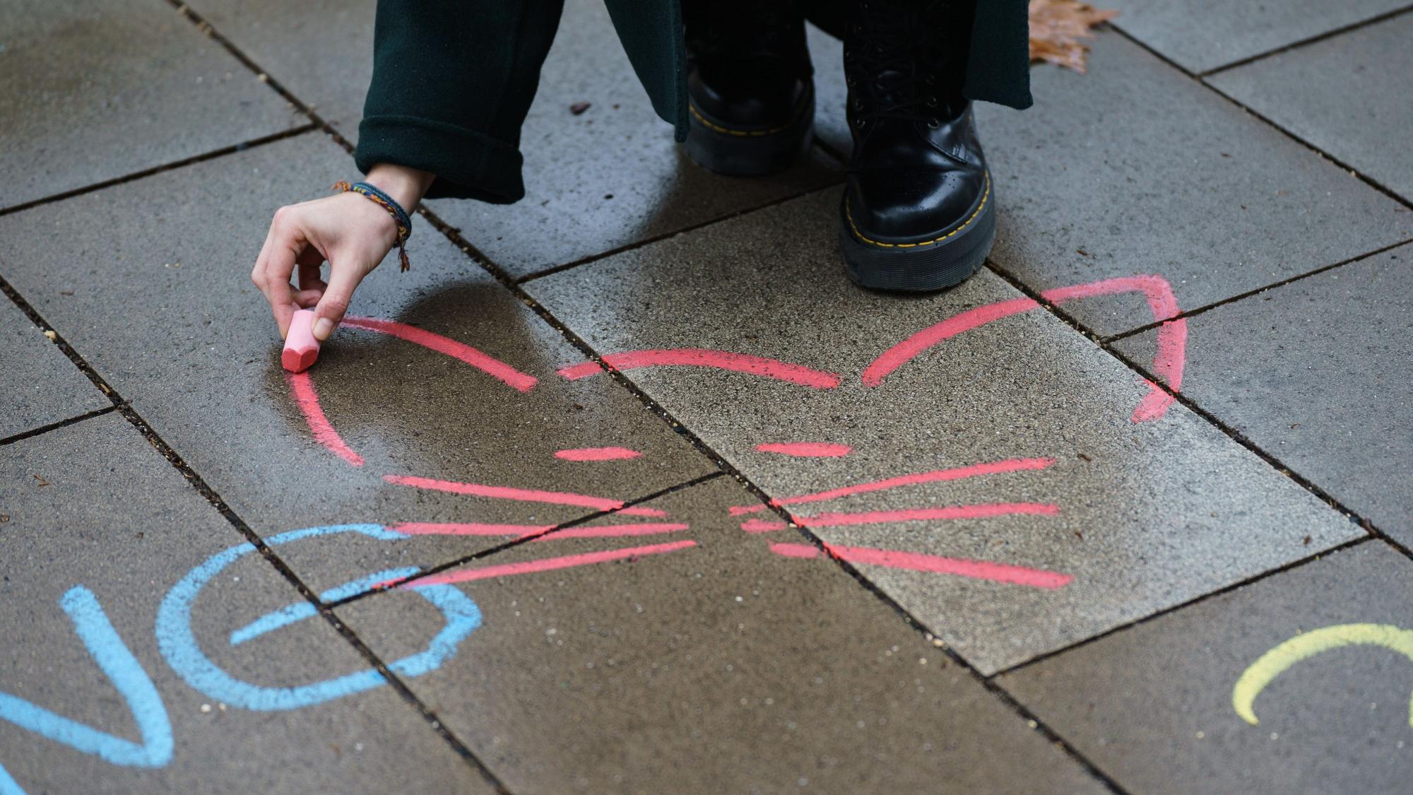 Vor einigen Jahren machten bereits Frauen mit Kreide auf den Straßen deutscher Großstädte auf das Problem anzüglicher Sprüche, genannt Catcalling, aufmerksam (Archivbild).