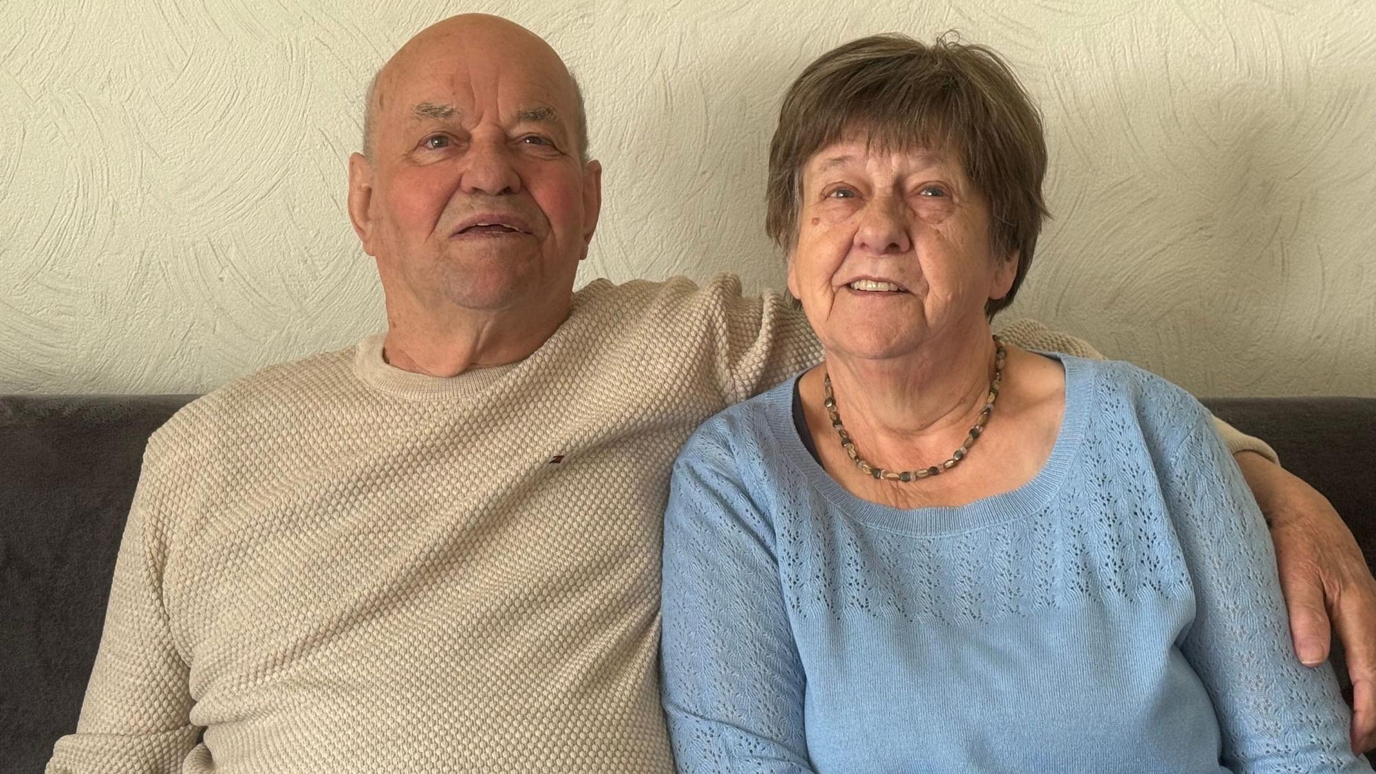 Ingeborg und Rudi Mähnert sitzen nebeneinander.