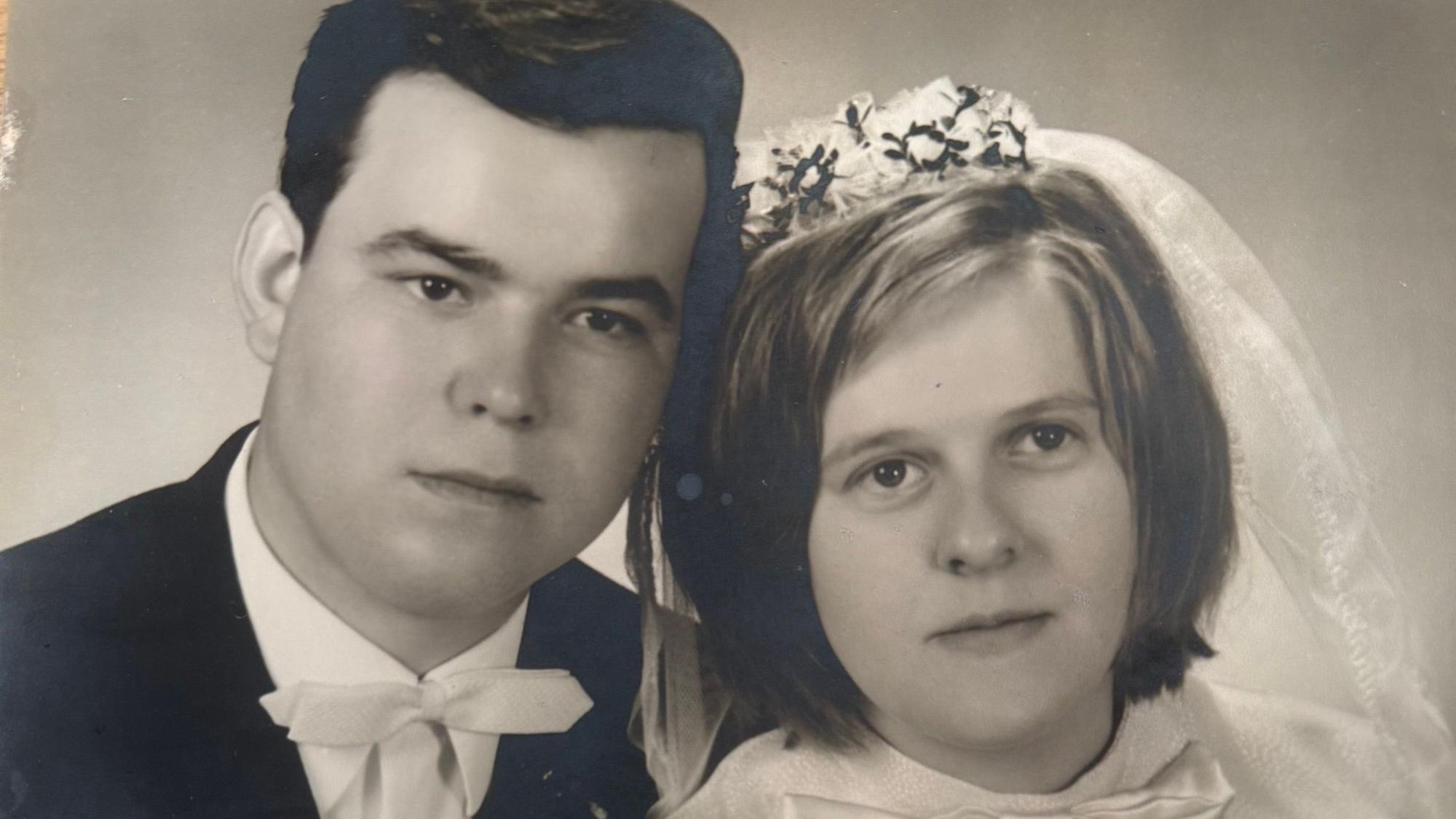 Ein altes Hochzeitsfoto.