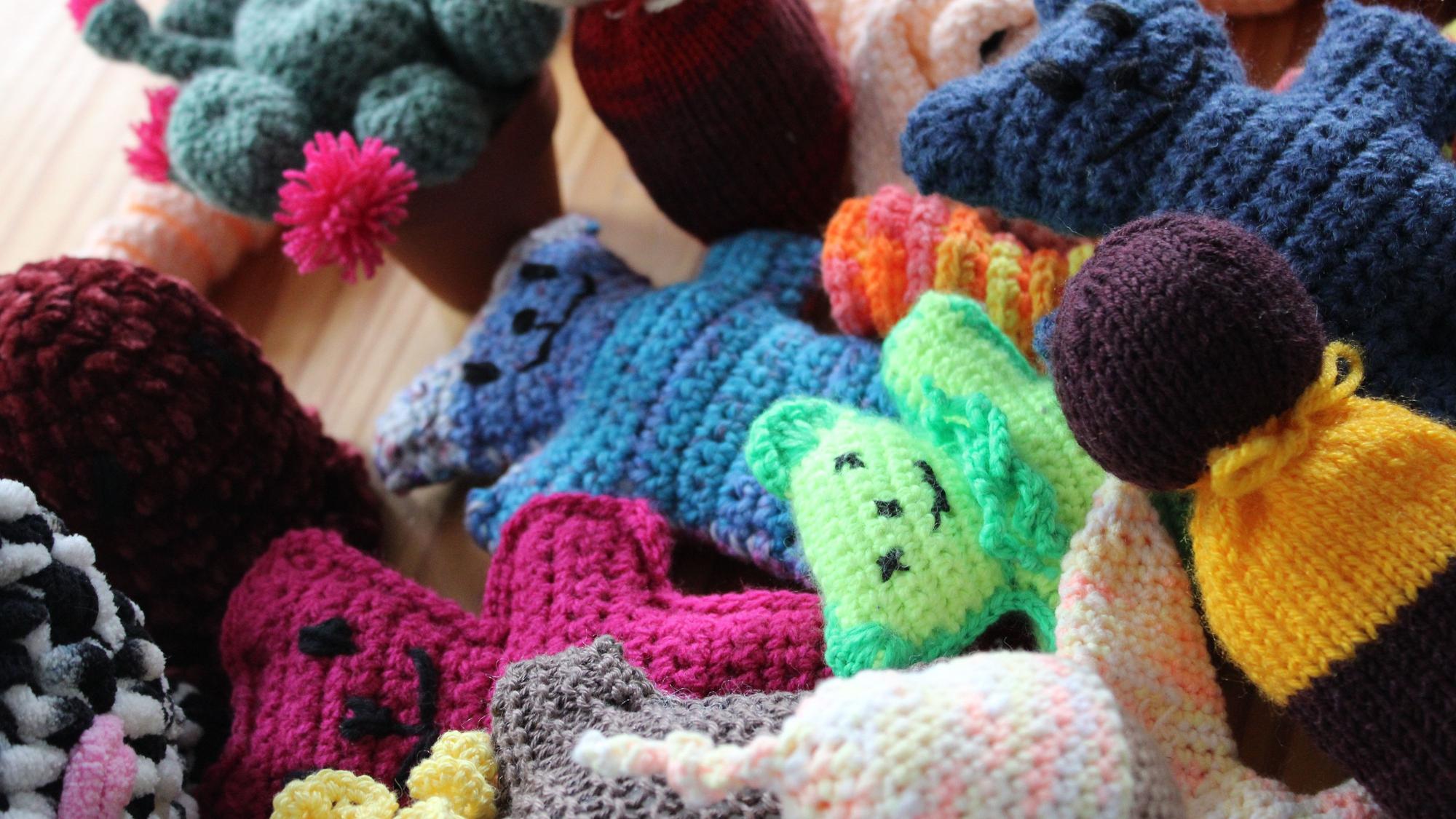 Stricktreff im Mehrgenerationenhaus Neuhonrath: Trösterchen für Kinder, Nesteldecken für Demenzerkranke und Mützen für Frühchen