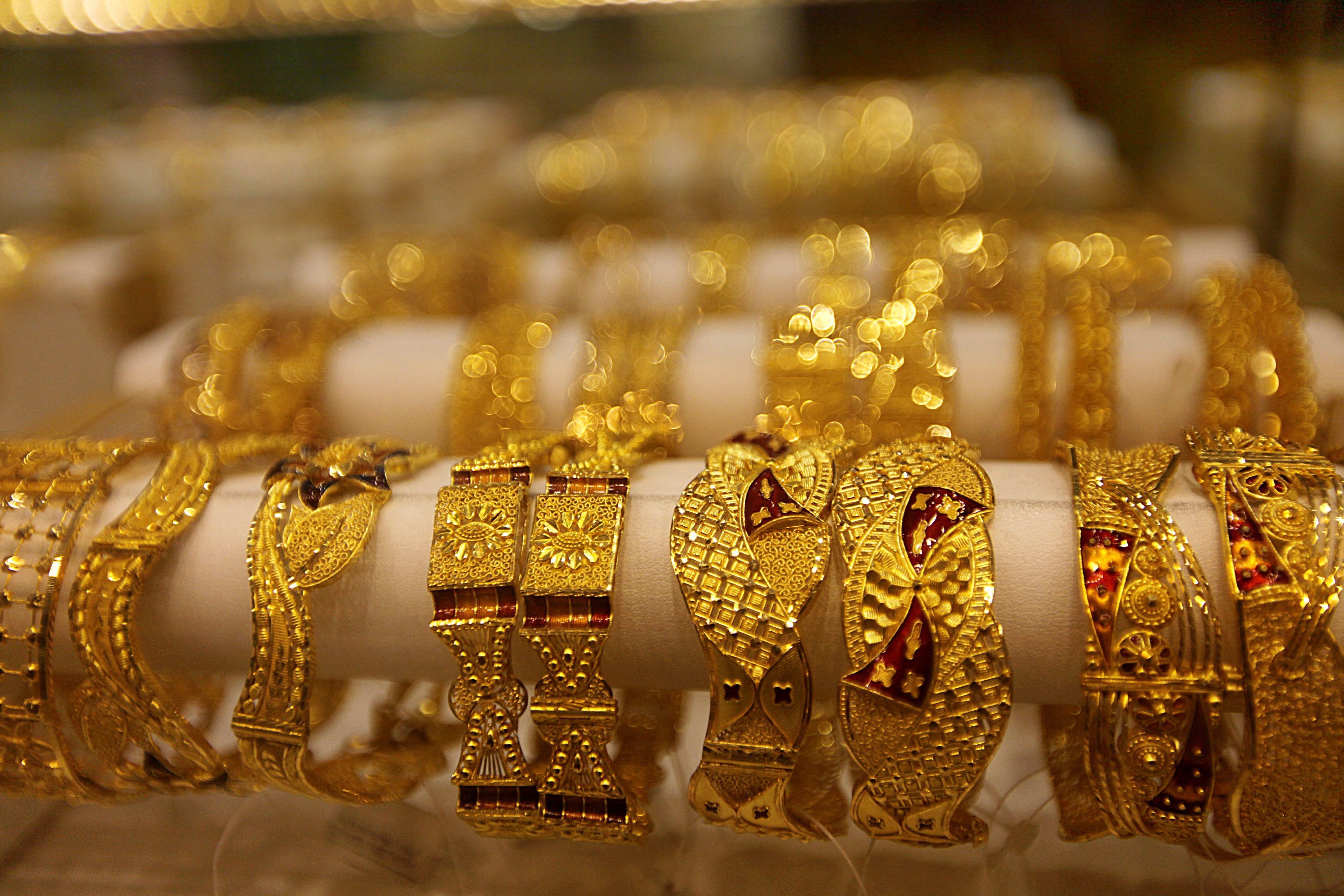 Ein Kölner Juwelier und seine Frau sollen gestohlenen Goldschmuck eingeschmolzen haben (Symbolbild mit Goldringen).