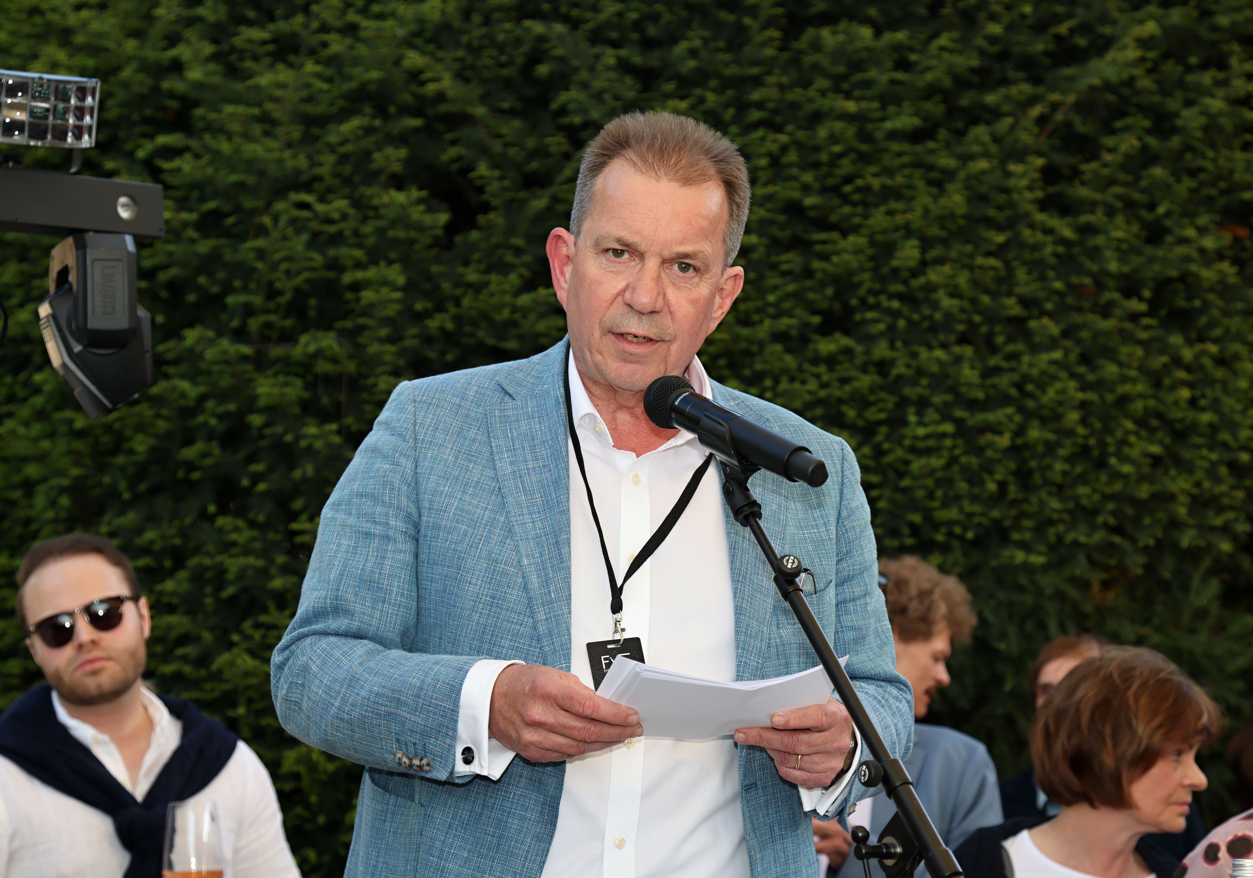 Ralf Nüsser hält eine Ansprache.