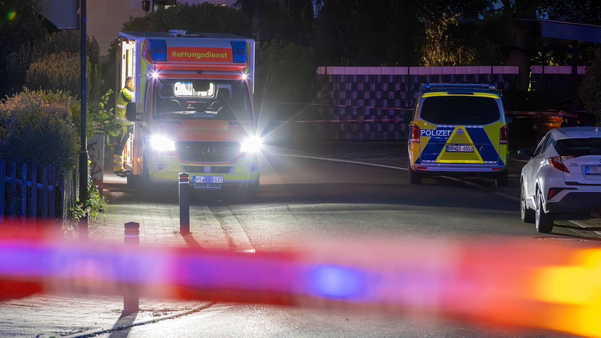 Rettungskräfte und ein Einsatzfahrzeug der Polizei in der Nähe des abgesperrten Tatorts in Wassenberg.