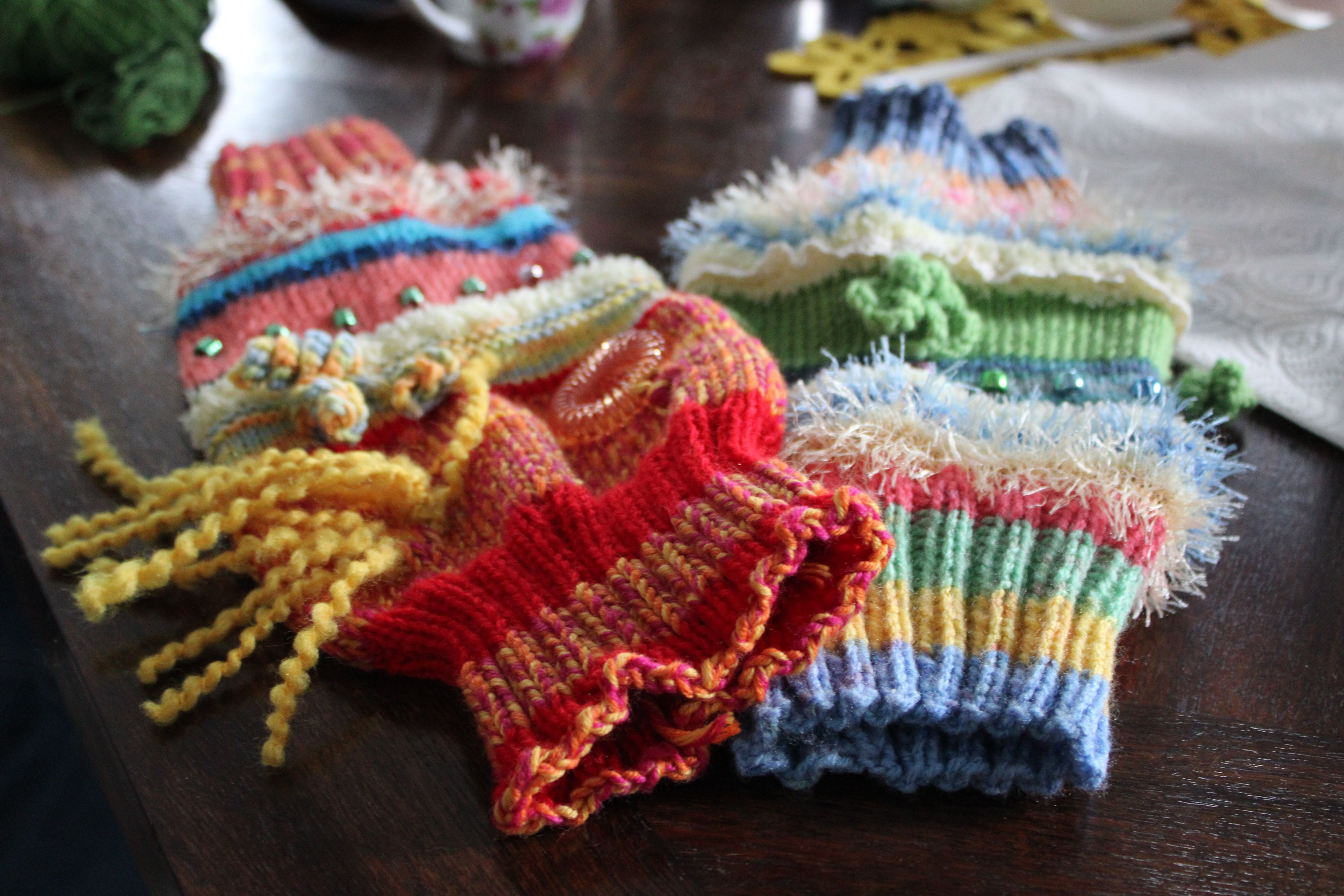 Stricktreff im Mehrgenerationenhaus Neuhonrath: Trösterchen für Kinder, Nesteldecken für Demenzerkranke und Mützen für Frühchen