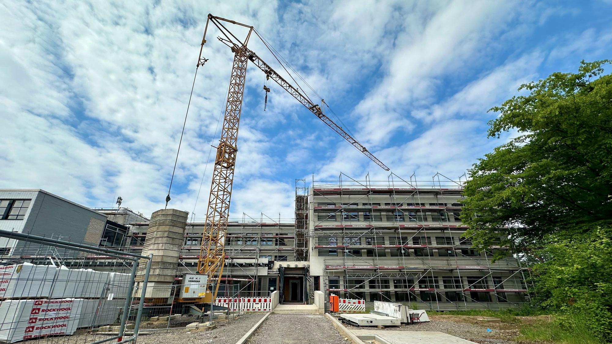 Zu sehen ist eine Baustelle sowie ein Kran.