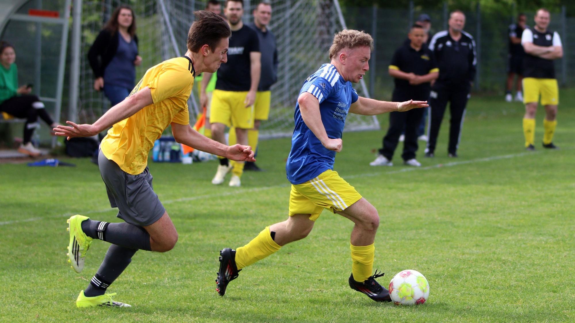 Ein Fußballer entwischt seinem Gegenspieler.