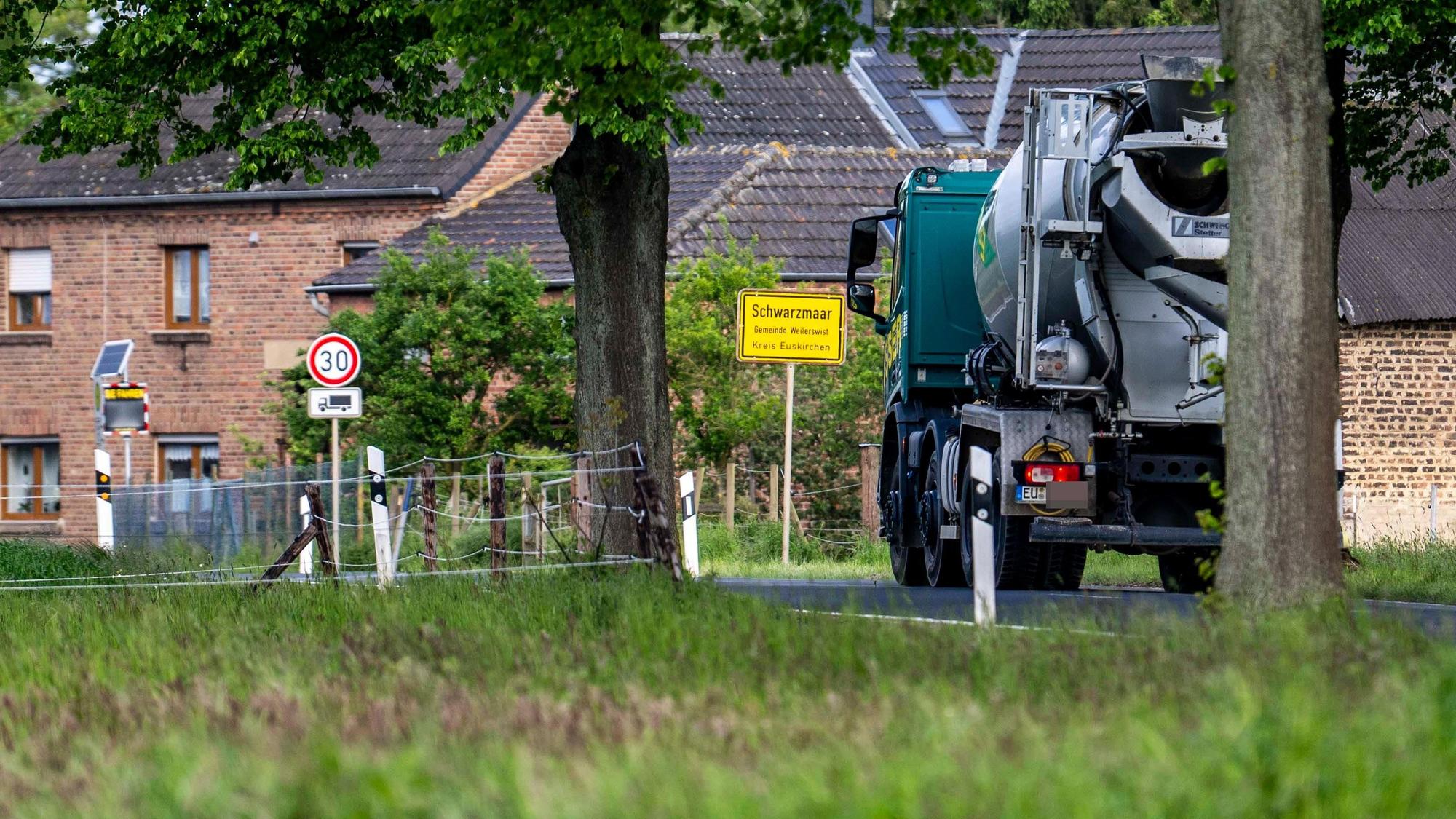 Das Bild zeigt einen Lkw, der auf der K3 in Richtung Schwarzmaar fährt.