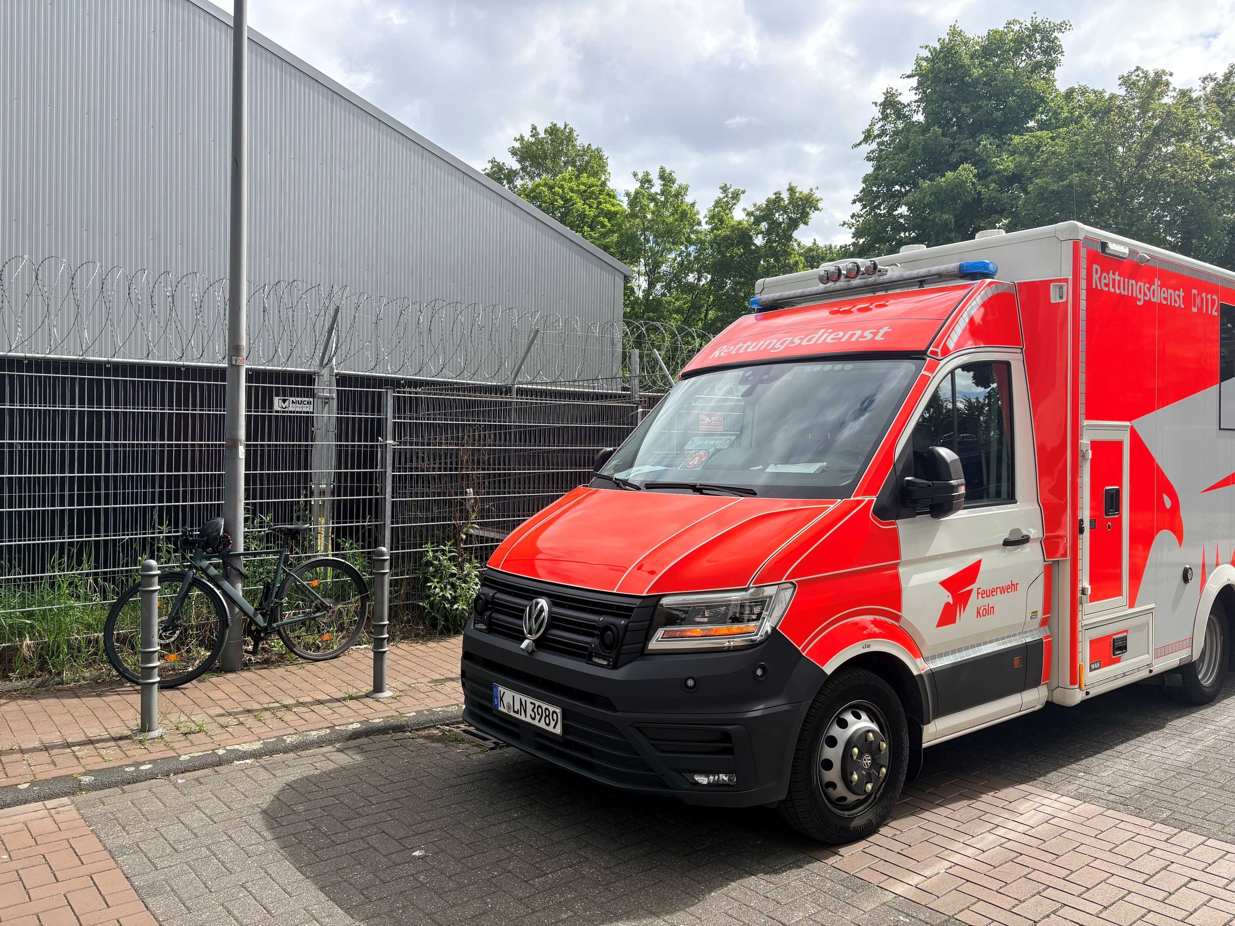 Der Rettungswagen hält an der Nebenstelle des Kölner Landgerichts.